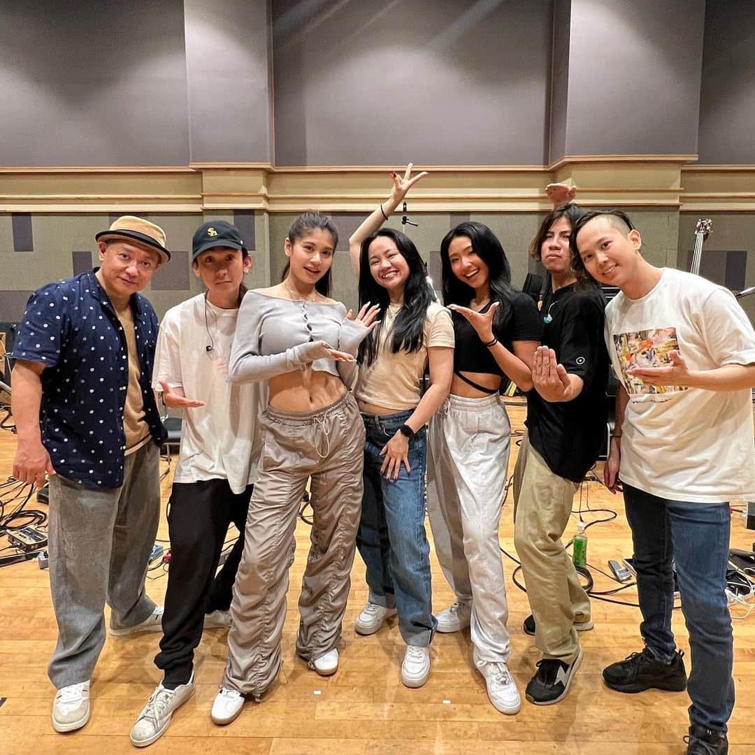 遥海のインスタグラム：「HARUMI LIVE 2023 "UNFOLD"  今日でリハが全部終わりました♡  リハから楽しくて 笑いがいっぱいの現場です😂 最高なものを届けられるように 本番まで準備するので、 遊びに来られるみなさんは楽しみにしていてくださいね🤩 はじめて来る方のためにもカバー曲も披露するよ🤔 自分で言うのもあれだけど、、 今回本当に盛りだくさんなんです！w  チケットが残りわずかなので早めにGETしてね！♡ みなさんに会えるのが本当に楽しみです😊  2枚目はどこをみてるかわからないかつやさん。 そして、タイミングが半目になる真吾さんw(何枚もある中、目が開いてるの1枚目のものしかないw)  好き。」