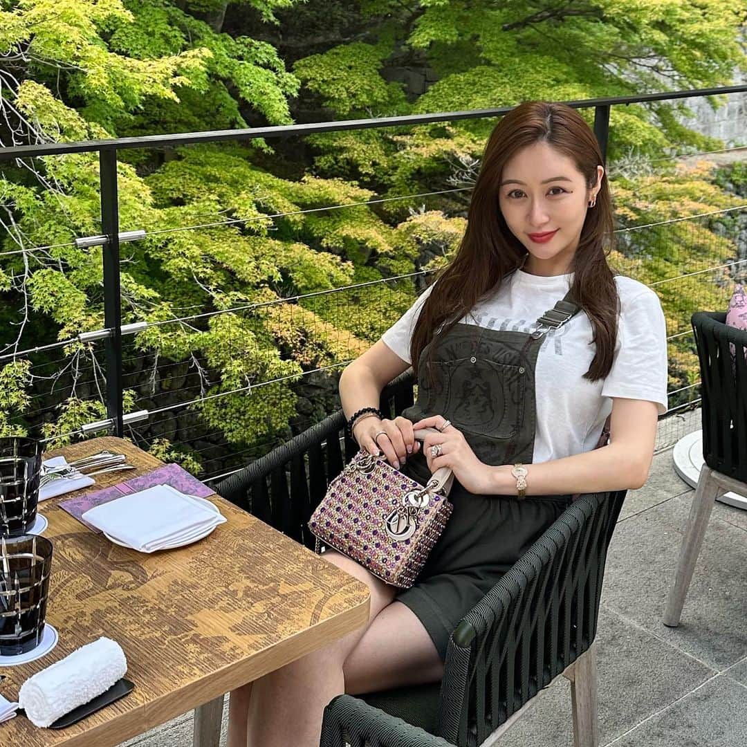 Reikaのインスタグラム：「@dior rivieraのイベントで @roku.kyoto へ一泊ご招待していただきました✨☺️  大好きなホテルの一つRokuをジャックしていて期間限定でディオリビエラブティックも アフタヌーンティーも可愛かった💓  オーバーオールはジッパーがギリギリ上がったけど このあと苦しすぎてボタン外してたのはここだけのはなし🫢  #dioriviera #ディオリビエラ」