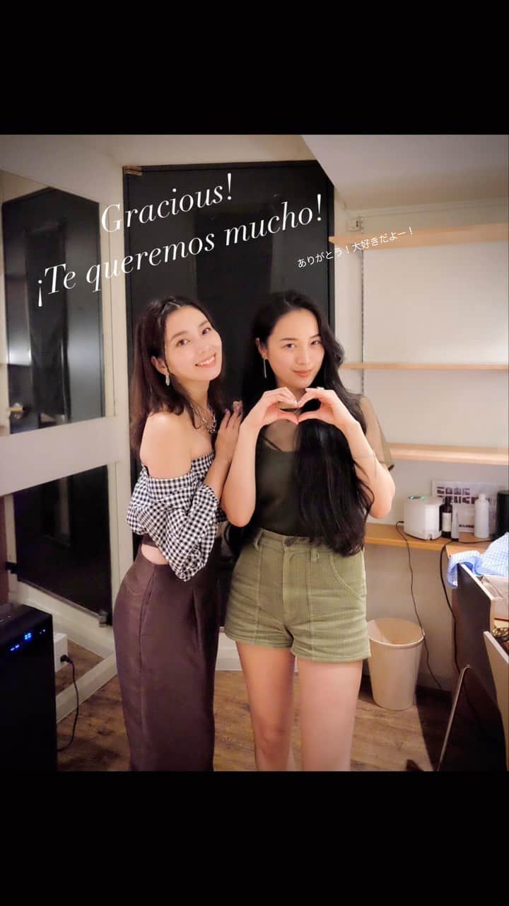 のインスタグラム：「Razwald Home Coming “R” vol.5  @razwald_official  . トークイベントに遊びに来てくれた皆さん、ありがとうございました！✨ . . 今回のテーマは イタリア＆スペイン‼︎ . . というわけで、 @ruminamurakami  に縁のあるイタリアンなフード🇮🇹 or スパニッシュなドリンク🇪🇸をみなさん期待されていたかと思うのですが、 . .  「瑠美奈がイタリアで飲んでとっても好みの味だったから是非みんなにも飲んでもらいたくてー♡」  という1回飲んだだけのカクテル、 . その名も 『時をかける瑠美奈  〜要するになんの縁もゆかりもないけどスライスオレンジ×30は瑠美奈作〜』 . 略して "トキルミ"で、カンパイ✨🍹 . . カクテルの名前「時をかける瑠美奈」はYouTubeライブ配信で募集して決まったんだけど、  都喜子と瑠美奈でトキルミ、  ふたりの名前が入っていて 個人的にもお気に入りの名前でした。 . 💃🏻🕺🏻 . . . 色々ツッコミどころ万歳の「姫」こと瑠美奈と、その様子を変わらず優しく見守り続る温かいファンの皆さんと一緒の時間。 . . 今回もあっという間で とっても楽しかったです！✨ . ありがとうございました🥰🥰 . . . そして最後に 重ねてのお伝えになりますが、  遊びに来てくれたひとりひとり全員に良い思い出で終わって欲しかった今回のイベントで、あってはならない事が起きてしまって…  . 物販でお釣りを間違えてお渡ししてしまっていたようです。😢 . . 早急に対応させて頂きたいので、少しでもお心当たりのある方は  お手数ですがこのカウントのDMまで ご連絡ください！ . よろしくお願いします。🙇‍♀️ . . お手元にお返し出来るまでの間は自宅の神棚に飾って大切に保管させて頂いています。(ガチです) . . . また次回のイベントでも みんなと笑って過ごせますように🙏✨ . . . . #RWHC #ラズワルド #村上瑠美奈 #北川都喜子」