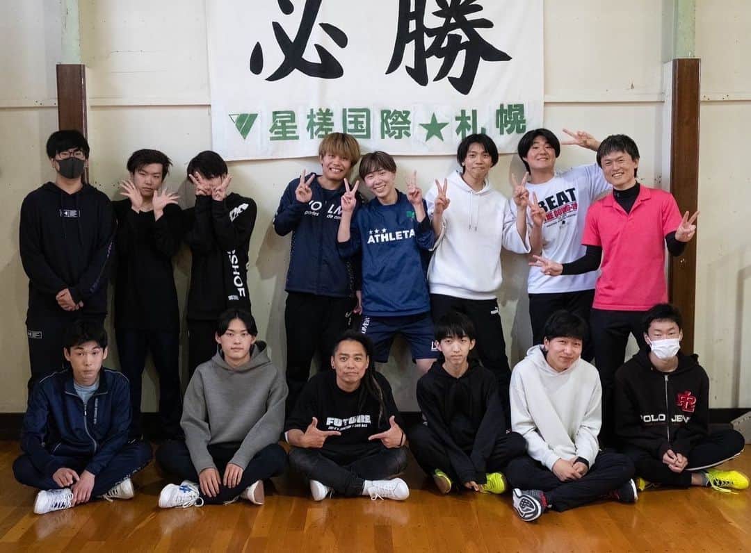 のインスタグラム：「北海道ワークショップツアー🕺  ラストは自身初の中高生ワークショップ 札幌の🏫星槎国際中学校、高校の皆さんでした  始めはみんな緊張してるかんじだったけど、 コミュニケーションとるたびに表情が和らいでいき イイ雰囲気の中で レッスンできました！  みんな初めてのダンスでしたが  最後には各チームに分かれて自分たちで内容を決めステージの上でダンス（自己表現） しました〜！！  照れながらも一生懸命踊っている姿が素敵でした😁👍  ちょっとでもリズムにノる 楽しさが 伝わってくれてたら嬉しいなぁ✨ @msusumususumu  @junctiontakumi   #星槎国際高校 #運動能力向上pjt #dri_vdanceathletic #ワークショップ　 #リズム #札幌」