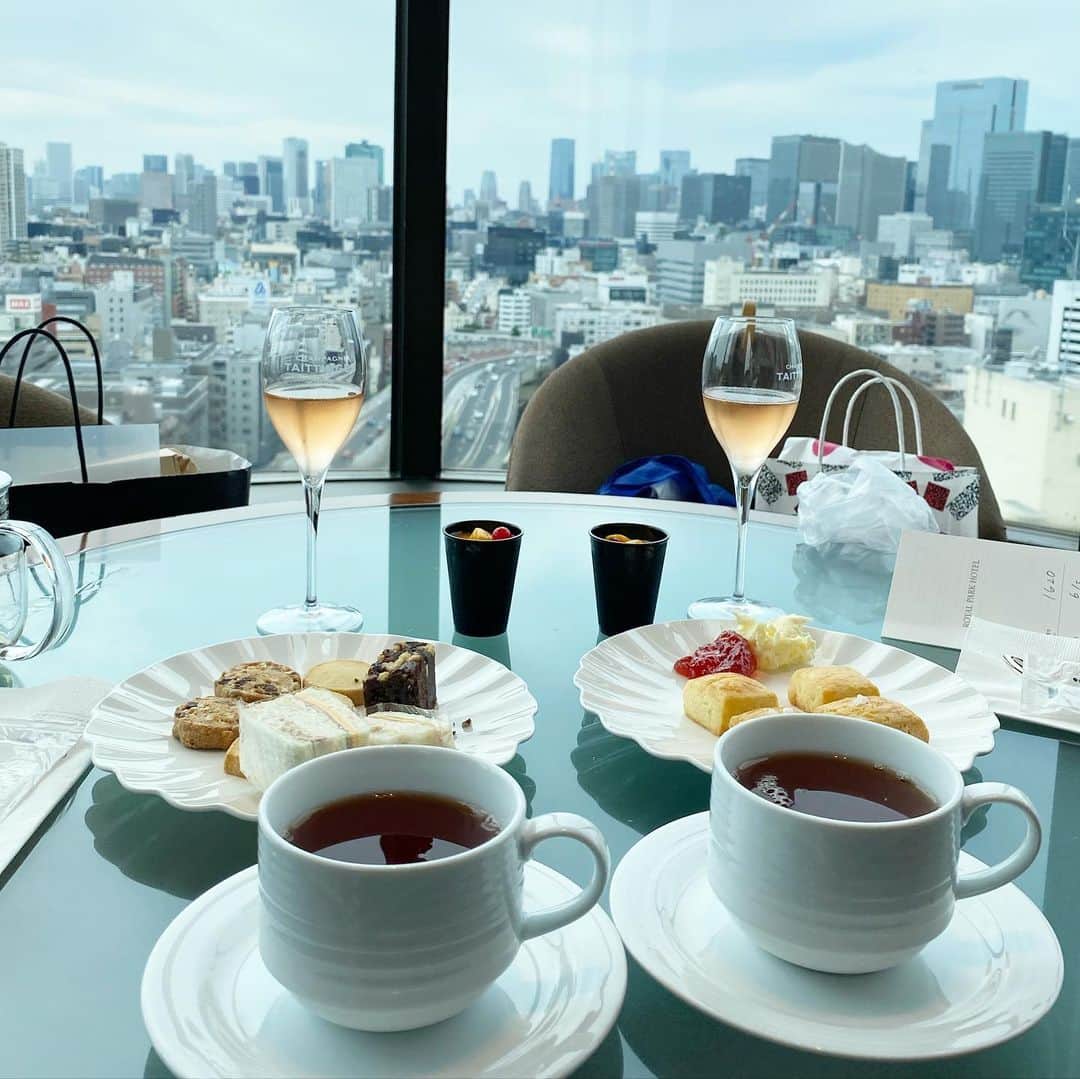 のインスタグラム：「東京出張 前乗りして NHK新人時代からの親友と おしゃべり。 今は司法書士の先生。  羽田往復のANAは 機内食を頂いているうちに 時間があっという間。  コロナが落ち着き 出張シーズンが始まり 4年前の忙しさが 戻ってきました。  起業した経験と ここ数年の学びを活かして さらなるステップアップ 頑張ります。  これからたくさんの方に お会いできるのが楽しみです。  #出張#出張講演  #東京出張 #飛行機出張」