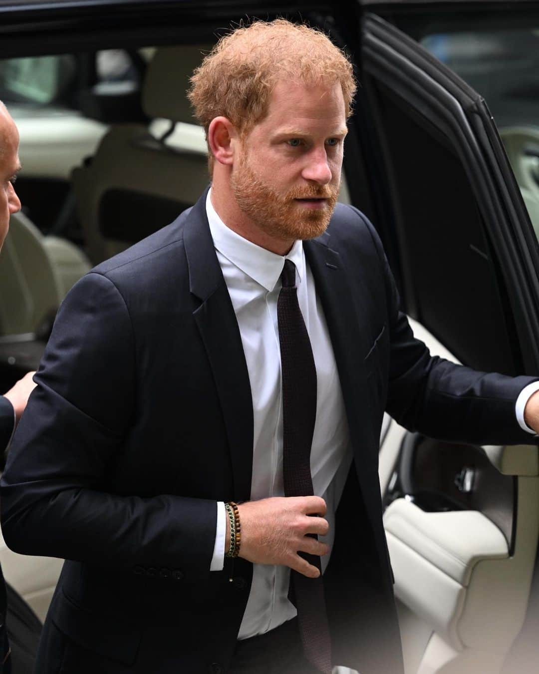 Just Jaredさんのインスタグラム写真 - (Just JaredInstagram)「Prince Harry arrives to take the witness stand in his court case against the Mirror Group Newspaper. Stay tuned for his biggest bombshells from court today.  #PrinceHarry Photo: Getty」6月6日 22時30分 - justjared