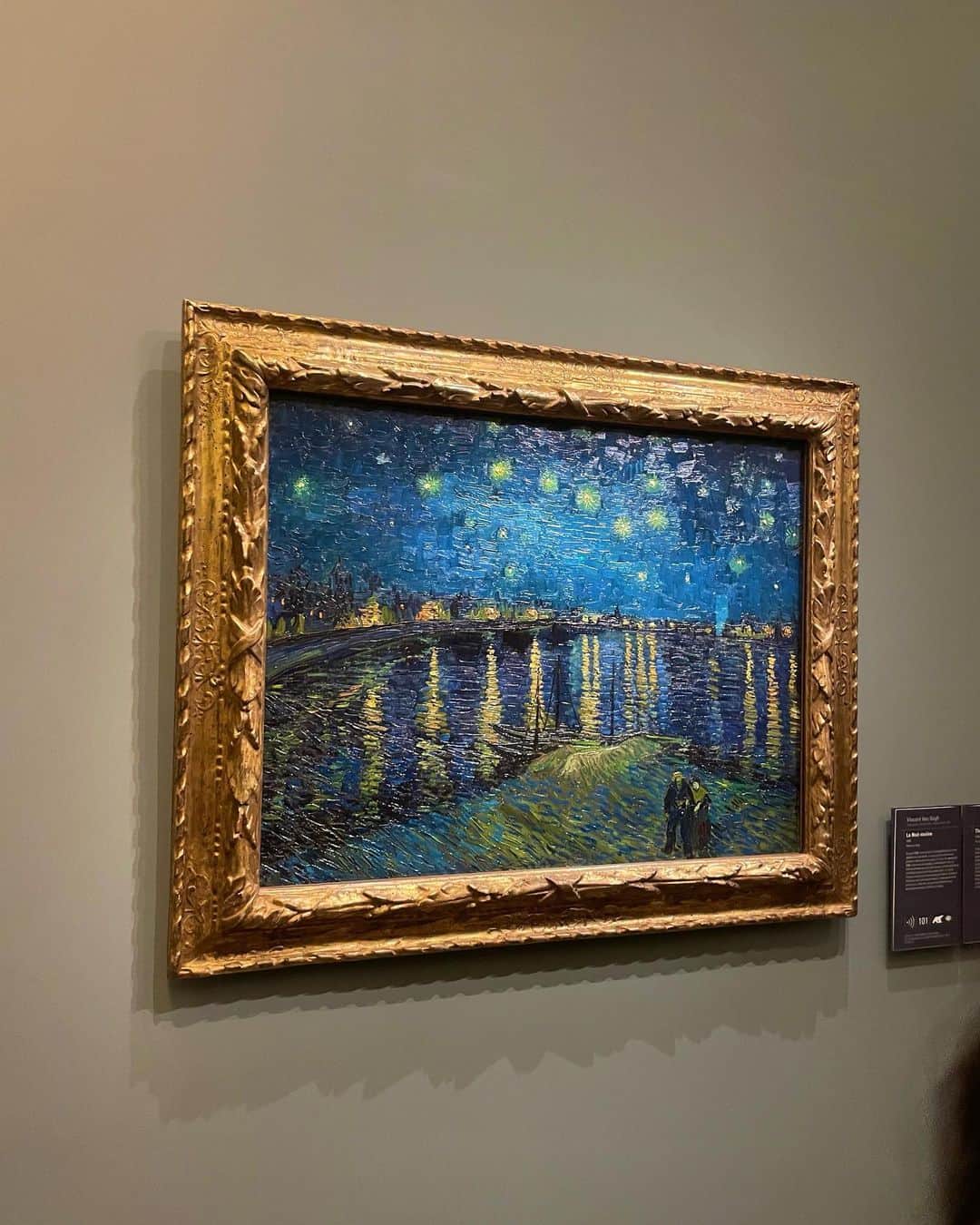 森友里恵さんのインスタグラム写真 - (森友里恵Instagram)「📍Musée d'Orsay 📍The National Gallery  ❶Starry Night Over the Rhône🌙 本当に美しい。 3年前にオルセー来た時も感動したけどまた感動した🥺 もうとにかくこれに関してはI have no words. 実際に見て感じて欲しい。  そして何より修正技術もすごいな、と いつも美術館にきたら思う😂 古い絵をこんなにもずっと 綺麗に保ってるってすごいなぁ。って  ❷Sunflowers ゴッホが南フランスの黄色い家で描いた一作のひまわり🌻  ゴッホはこのひまわりには希望を持っていて、 友達が欲しくてこの絵を描いたんかなぁ。 とか思って見ると、孤独だけど、どこか可愛くも思う😂 オレンジ色の単一の色でここまで 色んな表現できるのがすごい。羨ましい。  ❸Van Gogh's Chair 私は日本の浮世絵も昔から大好きで、 それまでゴッホは暗い絵を描いてたけど 浮世絵のカラフルな絵を見て とても感銘を受けて色鮮やかな絵を描くようになり 明るい南フランスの黄色い家に引っ越したみたい😚  ところどころに日本が感じられるから 私はゴッホの絵が好き。  この椅子の床は浮世絵の特徴のひとつとして 遠近法をあえて無視して、 鑑賞者を見せたいものに集中させる というテクニックを使ってるみたい☺️  ❹Deux crabs これはゴッホの退院した後にこの作品を描いたと言われていて、日本の雑誌で見た北斎のカニの版画に インスピレーションを得て描かれたものと 考えられてるカニさん🦀  ❺Danseuses bleues ドガ(Edger degas)のバレリーナの絵は本当に素晴らしい。 彼は人体の瞬間的な動きを捉えるのがとてもすごかったみたいで一瞬のちょっとしたポーズをデッサンでサッとかける技術。 だからこんなにも高揚感があるんだなぁ。 あと、ドガの光の使い方光の描き方が私はだいすき。 家にもドガのこの絵飾ってる😍  私はアート見る時はまず最初に何も 見ずにいって感覚だけで見るのが好き。 先入観を持ってみたくない。ただ感じたい😂  そして何回もその美術館に行ったら アートの歴史や背景を知るのが好き😆 その時期の風景、歴史も知れて本当に楽しい😚  #paris#france #musée#museedorsay  #nationalgallery#london #starrynightovertherhone  #vincentvangogh#edger  #degas#art#パリ美術館 #オルセー美術館#フランス短期留学 #ゴッホ」6月6日 22時32分 - yucrebie