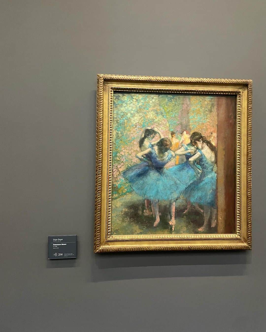 森友里恵さんのインスタグラム写真 - (森友里恵Instagram)「📍Musée d'Orsay 📍The National Gallery  ❶Starry Night Over the Rhône🌙 本当に美しい。 3年前にオルセー来た時も感動したけどまた感動した🥺 もうとにかくこれに関してはI have no words. 実際に見て感じて欲しい。  そして何より修正技術もすごいな、と いつも美術館にきたら思う😂 古い絵をこんなにもずっと 綺麗に保ってるってすごいなぁ。って  ❷Sunflowers ゴッホが南フランスの黄色い家で描いた一作のひまわり🌻  ゴッホはこのひまわりには希望を持っていて、 友達が欲しくてこの絵を描いたんかなぁ。 とか思って見ると、孤独だけど、どこか可愛くも思う😂 オレンジ色の単一の色でここまで 色んな表現できるのがすごい。羨ましい。  ❸Van Gogh's Chair 私は日本の浮世絵も昔から大好きで、 それまでゴッホは暗い絵を描いてたけど 浮世絵のカラフルな絵を見て とても感銘を受けて色鮮やかな絵を描くようになり 明るい南フランスの黄色い家に引っ越したみたい😚  ところどころに日本が感じられるから 私はゴッホの絵が好き。  この椅子の床は浮世絵の特徴のひとつとして 遠近法をあえて無視して、 鑑賞者を見せたいものに集中させる というテクニックを使ってるみたい☺️  ❹Deux crabs これはゴッホの退院した後にこの作品を描いたと言われていて、日本の雑誌で見た北斎のカニの版画に インスピレーションを得て描かれたものと 考えられてるカニさん🦀  ❺Danseuses bleues ドガ(Edger degas)のバレリーナの絵は本当に素晴らしい。 彼は人体の瞬間的な動きを捉えるのがとてもすごかったみたいで一瞬のちょっとしたポーズをデッサンでサッとかける技術。 だからこんなにも高揚感があるんだなぁ。 あと、ドガの光の使い方光の描き方が私はだいすき。 家にもドガのこの絵飾ってる😍  私はアート見る時はまず最初に何も 見ずにいって感覚だけで見るのが好き。 先入観を持ってみたくない。ただ感じたい😂  そして何回もその美術館に行ったら アートの歴史や背景を知るのが好き😆 その時期の風景、歴史も知れて本当に楽しい😚  #paris#france #musée#museedorsay  #nationalgallery#london #starrynightovertherhone  #vincentvangogh#edger  #degas#art#パリ美術館 #オルセー美術館#フランス短期留学 #ゴッホ」6月6日 22時32分 - yucrebie