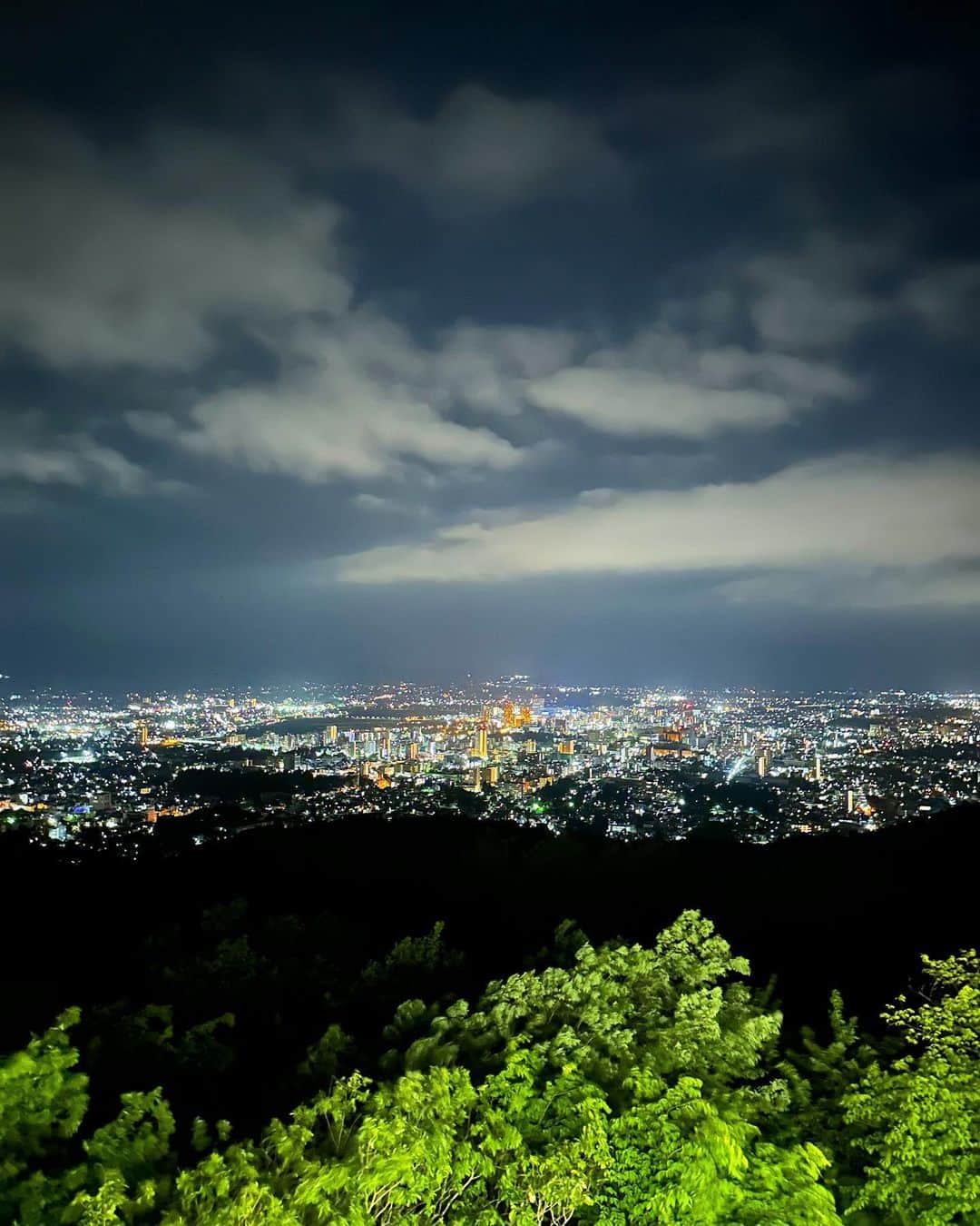 加藤早和子のインスタグラム：「.  この間 お仕事終わりに👌🏻  とても綺麗で感動しました〜〜.  . . #岩山展望台 #夜景 #盛岡」