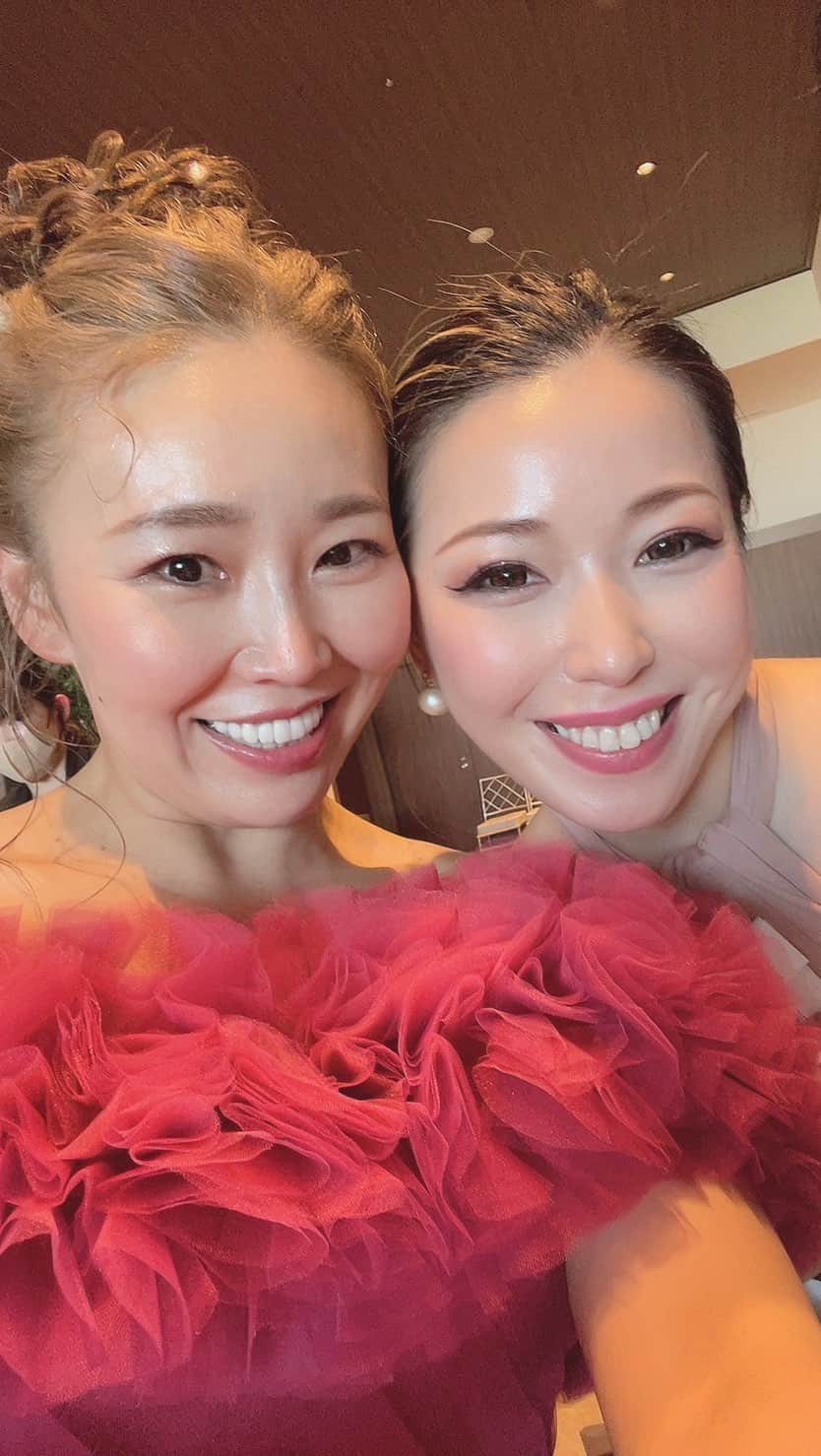 HiyamaKaoriのインスタグラム：「@emypoledance の結婚披露宴で 心を込めてパフォーマンスさせて頂きました☺️🙏💕  会場は2人の大切な人ばかりで暖かい空気の中 今まで踊ってきた中で 1番幸せな気持ちのステージでした✨ 素晴らしい機会を与えてくれてありがとう💖  タカヨシさんとエミの永遠の幸せを願っています🍀 結婚おめでとうございます✨✨✨  costume→ @elviccat 🤍  #結婚式 #披露宴 #ポールダンス #余興 #おめでとうございます  #愛してるよ #bestfriend」