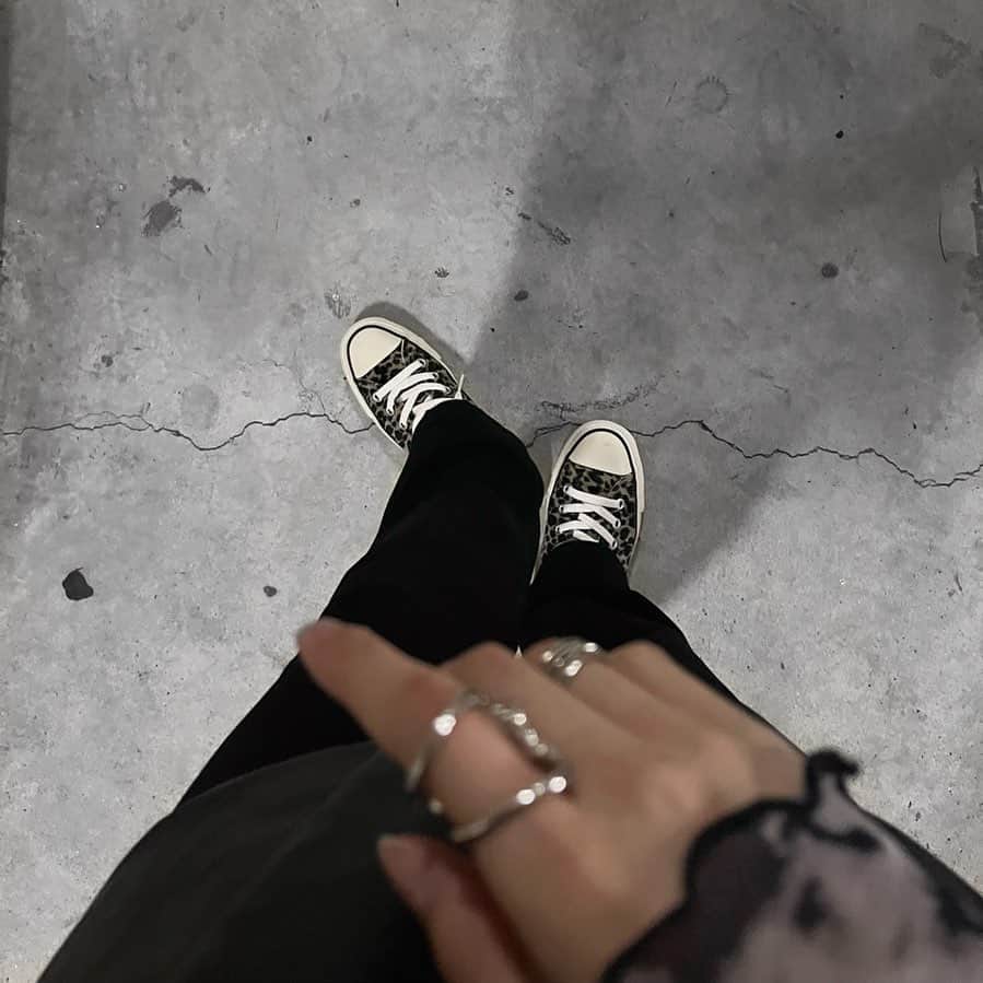 坂下真心のインスタグラム：「⛓🎱🐆🖤  #converse #rings」
