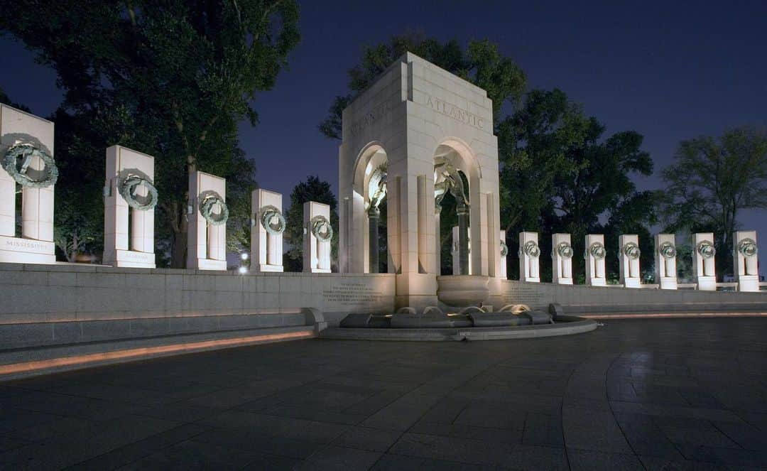 アメリカ内務省さんのインスタグラム写真 - (アメリカ内務省Instagram)「This morning, we pause to remember the courage and sacrifice of those who fought to restore freedom on the beaches of Normandy during D-Day 79 years ago.    Through stone architecture and bronze sculptures, the World War II Memorial in Washington, D.C., recognizes the roles Americans served, honors those who fell and observes the victory they achieved to restore freedom and end tyranny around the globe.    Photo by Carol M. Highsmith    #DDay #veterans   Alt Text: The Atlantic Pavilion at the World War II Memorial lit up at night.」6月6日 22時36分 - usinterior