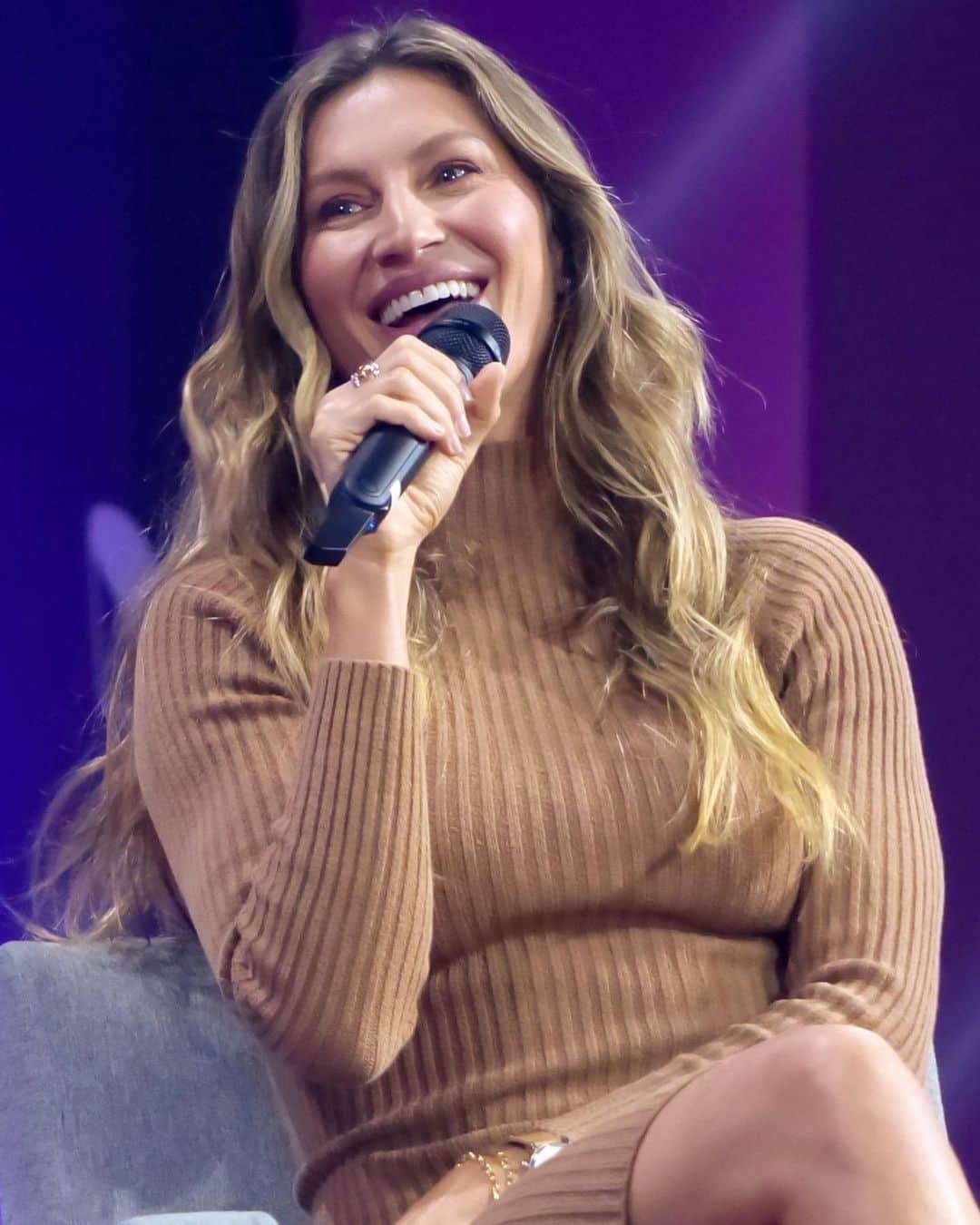 Just Jaredさんのインスタグラム写真 - (Just JaredInstagram)「Gisele Bundchen speaks on stage at the VTEX event in her home country of Brazil! At one point, Gisele appeared to get emotional while speaking, but it’s unclear what happened. See more photos at JustJared.com. #GiseleBundchen Photos: Backgrid」6月6日 22時45分 - justjared