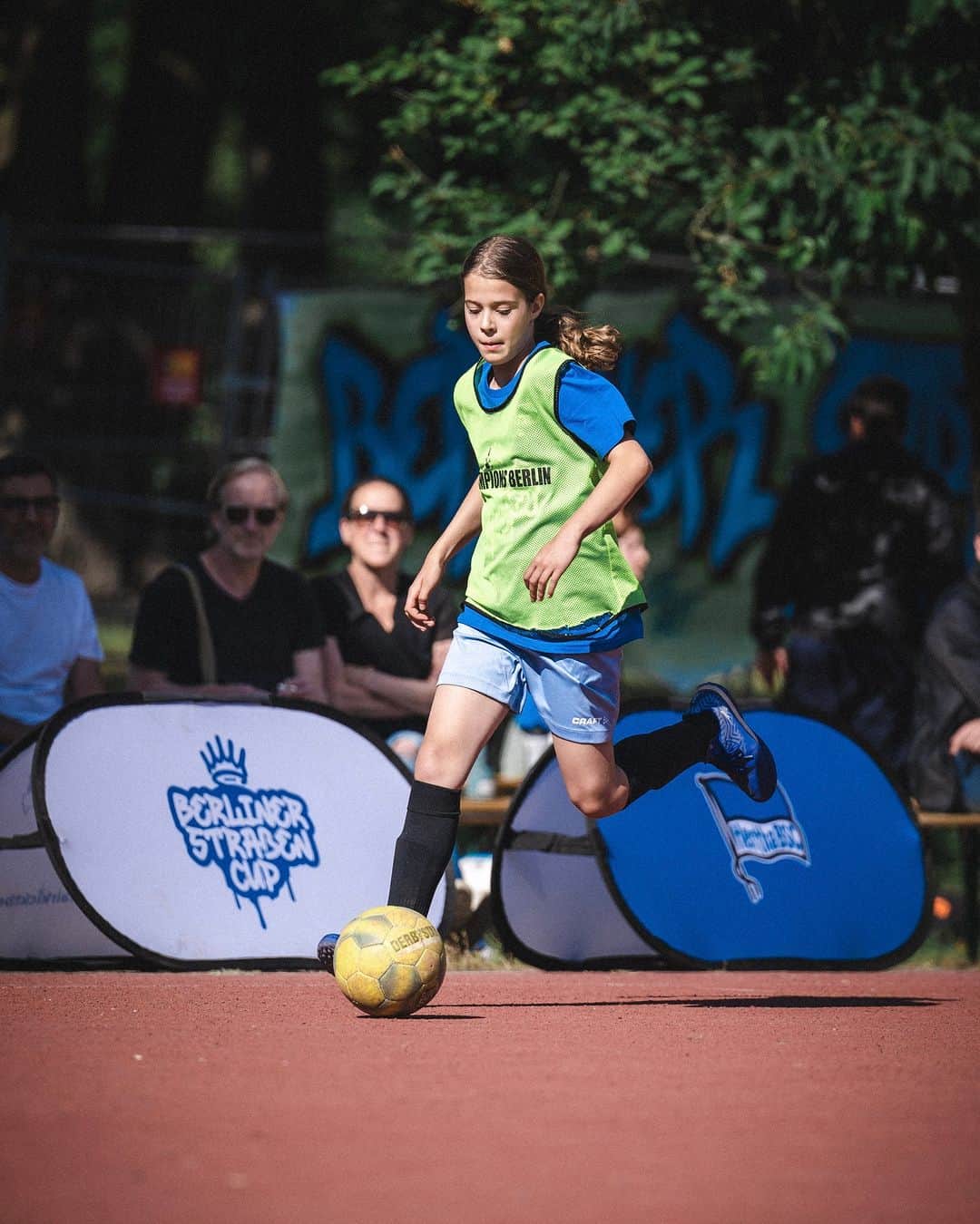 ヘルタ・ベルリンのインスタグラム：「Kiezkicker zu Gast beim @bfcalemannia1890. 💙  Am Wochenende fand der 2️⃣. #BerlinerStraßenCup 2023 statt.  Unter anderem dabei waren unser Präsident @kay.bernstein & Youtuber @feliecio1892. 🫶  Im Mittelpunkt wie immer: Fairness & Miteinander! ✊ . . #HaHoHe #HerthaBSC」