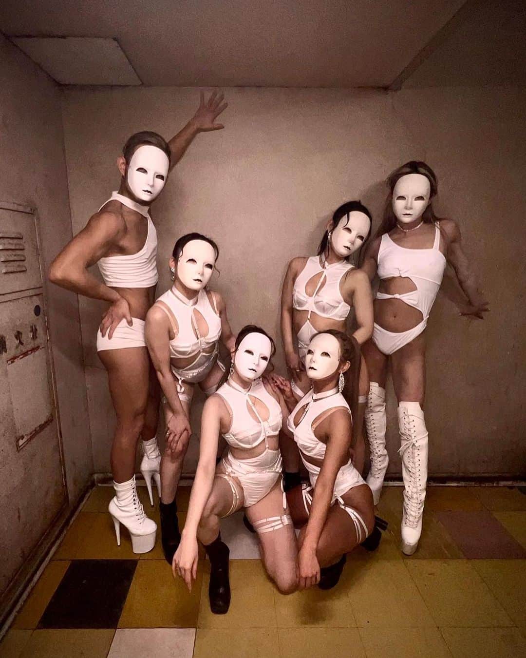 AMIIIIのインスタグラム：「. TEAM WARP🪐🎭🤍 . 私はどれでしょう🎭？ . SELENESの仲間に入れてもらって嬉しい🥰🫶🏾 みんなダンススキルも素晴らしくて優しくて人柄も容姿も最高すぎるメンバー❤️‍🔥 いつもありがと🫶🏾 . そして素晴らしいポールダンサーのしゅうすけさんとももよさん💓 . 素敵な皆さんとお仕事出来る素敵な現場に感謝です🥺 . #club#nightclub#gogodancer#dancer#workout#sexy#warpshinjuku#shinjuku #WARP新宿#新宿#歌舞伎町#クラブ#ゴーゴーダンサー#ダンサー#筋トレ#筋トレ女子#ダイエット#美容#黒肌女子」