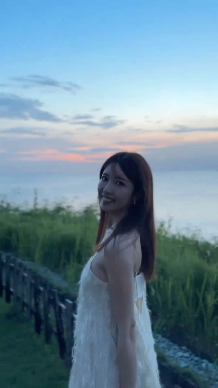 舟山久美子（くみっきー）のインスタグラム：「🌊  息子のイヤイヤ期。 わたしの心を落ち着かせようと、 綺麗な映像さがしていたら  バリの景色がとにかく優しさに溢れていて、1シーン1シーンが愛に満ちてた🤍  心も身体も芯から癒されたので また行きたいなぁ✨  また行きたいなぁ👶  #bali #ayanaresort #ayanabiler」