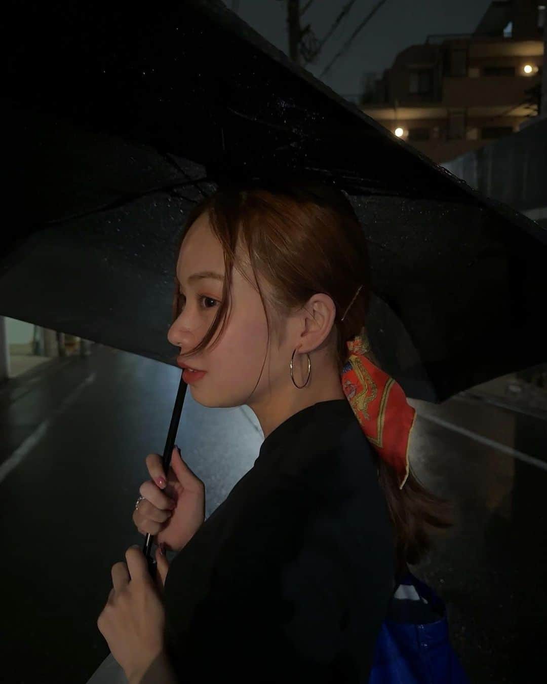 のインスタグラム：「☔️  _ #ヘアアレンジ #スカーフアレンジ #hairarange #雨だからもう結ぶが勝ち #視線の先は焼き鳥屋」