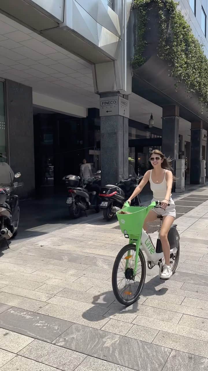 マギーのインスタグラム：「ちょいとMilanoにきました🇮🇹🍝  海外にくるとlimeとかbirdの電動スクーターに乗るんだけど、 石畳みからくる揺れが辛くて 初めて自転車乗ってみた、快適✌️」