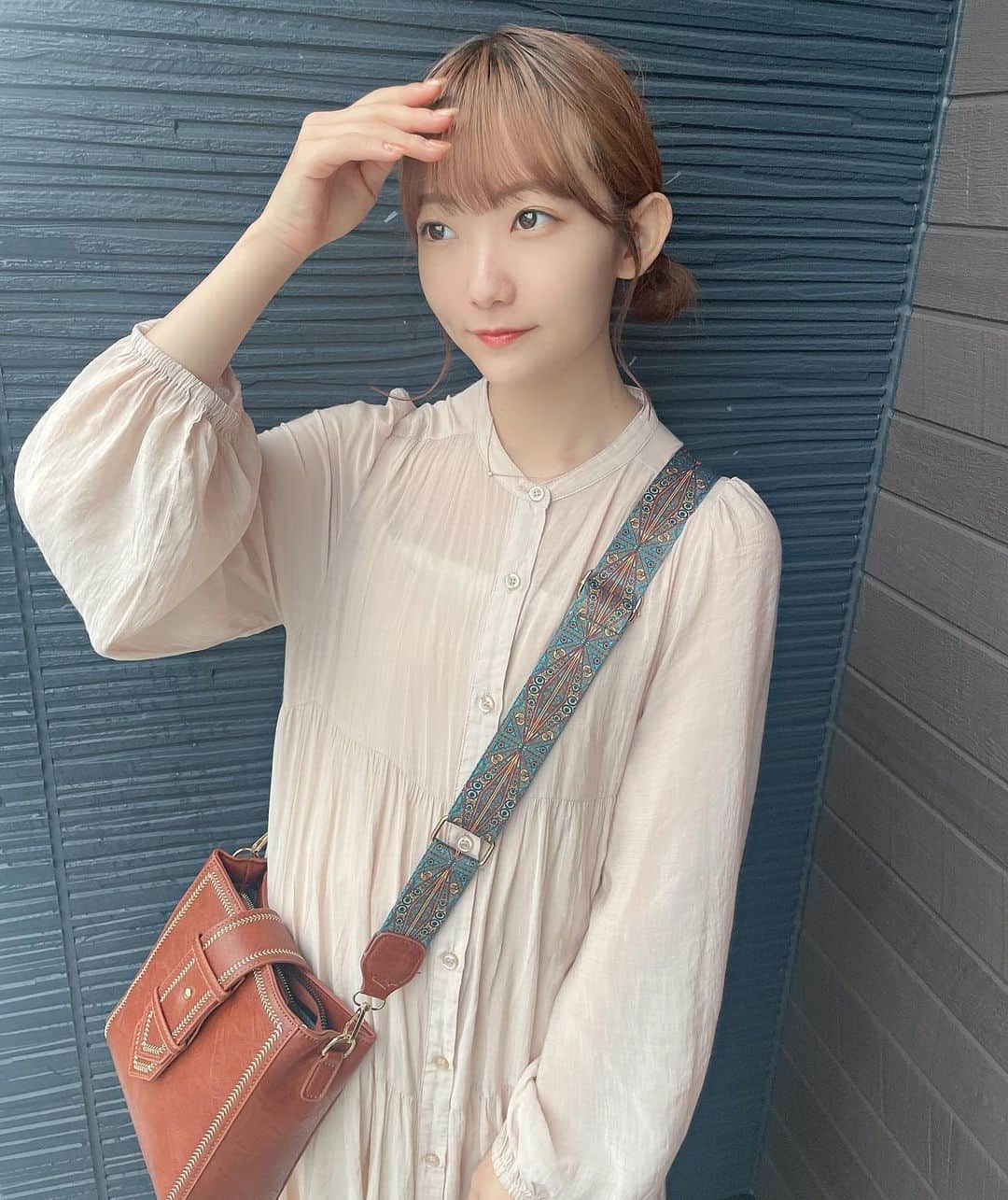 夏川愛実のインスタグラム：「⁡ ⁡ この髪型楽ちんだし可愛いから 最近よくやる😌🍡 ⁡ ⁡ #niceclaup#ワンピース#シアーシャツ#お団子ヘア #SHEIN#春夏コーデ#雨の日 #オレンジブラウン#ヘアカラー #ボブ#ボブアレンジ#ショートヘア#ヘアカラー#暖色カラー #ヘアアレンジ#外ハネアレンジ#外ハネ#春コーデ #148cm#f4f#いいね返し#l4l#フォロバ ⁡ ⁡ ⁡ ⁡」