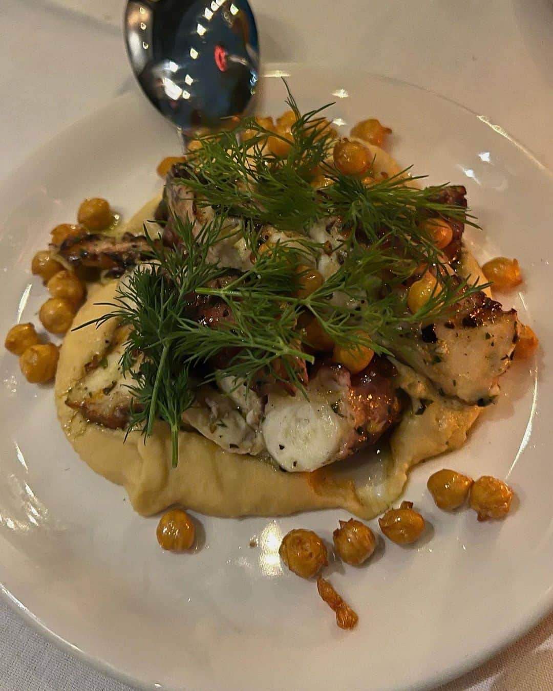 須田朱音さんのインスタグラム写真 - (須田朱音Instagram)「🍴  今回のLA旅で1番タイプだったお味のRestaurant  📍 @chispacca 𝗦𝗣𝗔𝗖𝗖𝗔  前菜のタンの薄切りも、 パセリたっぷりサラダも オクトパスグリルも メインの牛すじパイ包みも ぜーんぶおいしかった♡  お誕生日のお祝いで出てきた アップルパイももう一度食べたい🥧  イタリアンなのかな？ こじんまりとしたレストランだけど、 また行きたい📍止めなお店。  #chispacca #restaurant #losangeles」6月6日 22時48分 - akane_godo