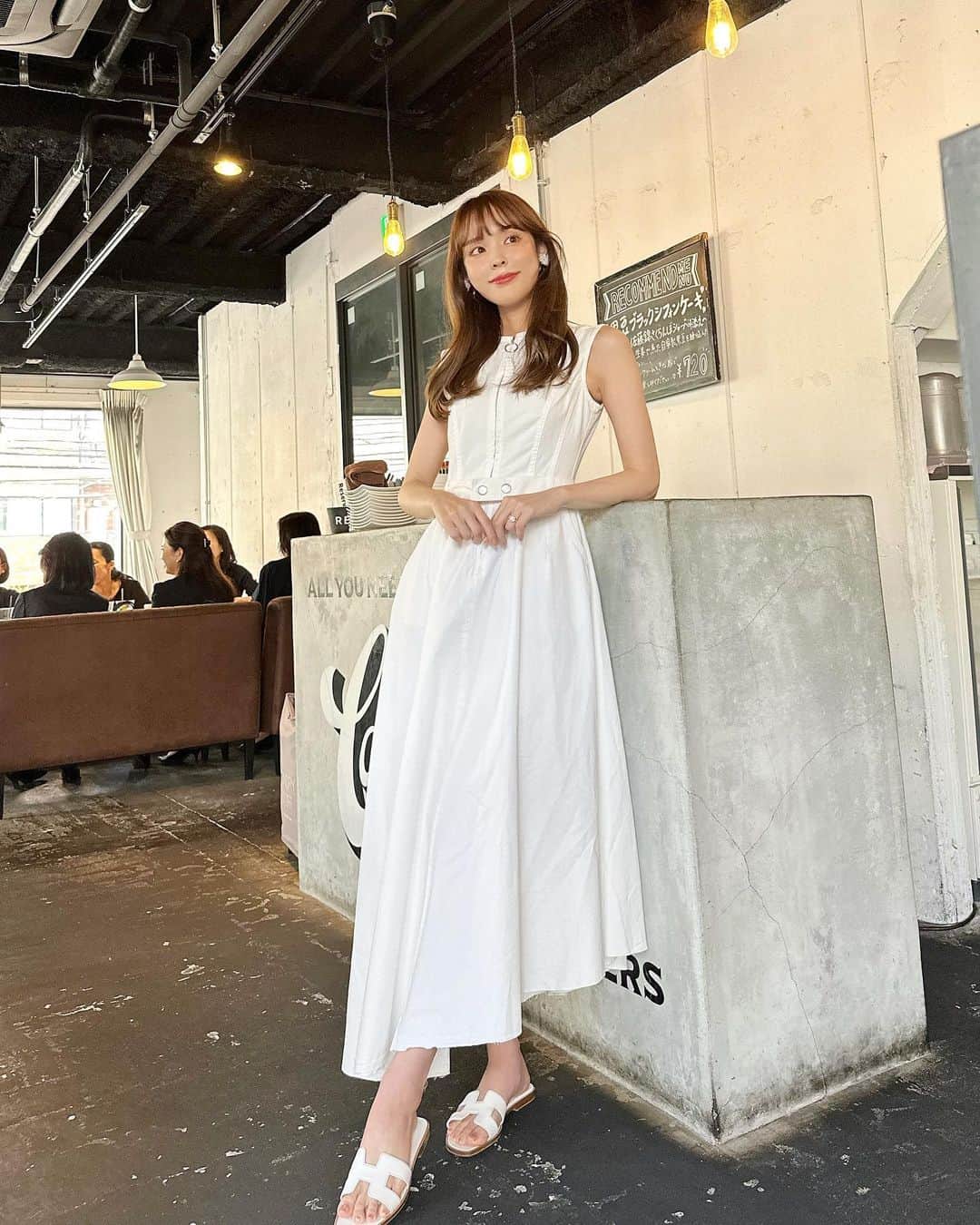磯田 ひかる(Hikaru Isoda) のインスタグラム：「こんばんは☺️🎀 気づいたら6月...！1年の半分が過ぎましたね🪞  カフェに行った日のコーデ☕️ 今度お気に入りのカフェvlog撮ろうかな🫡  昨日reelに載せたら反響があったワンピース🤍 裾がアシンメトリーになってるのが可愛い、、、🥺❣️  YouTubeにも詳細載せてるのでぜひみてね🙏  【着用アイテム】 Dress @zara  アシンメトリー丈ワンピース エクリュ - 品番 9632/069 10,990 JPY XS (5~7 号)  Shoes @hermes   ------------------------------ picaru：162cm / 骨格ウェーブ 1st ブライトスプリング 2nd ブライトサマー  大人可愛いスタイルアップコーデ ヘアメイクを合わせた トータルスタイリングを提案🤍  不定期にストーリーで ファッションお悩み相談募集中🥰 ------------------------------  他の投稿を見る→【@picaruuu】」