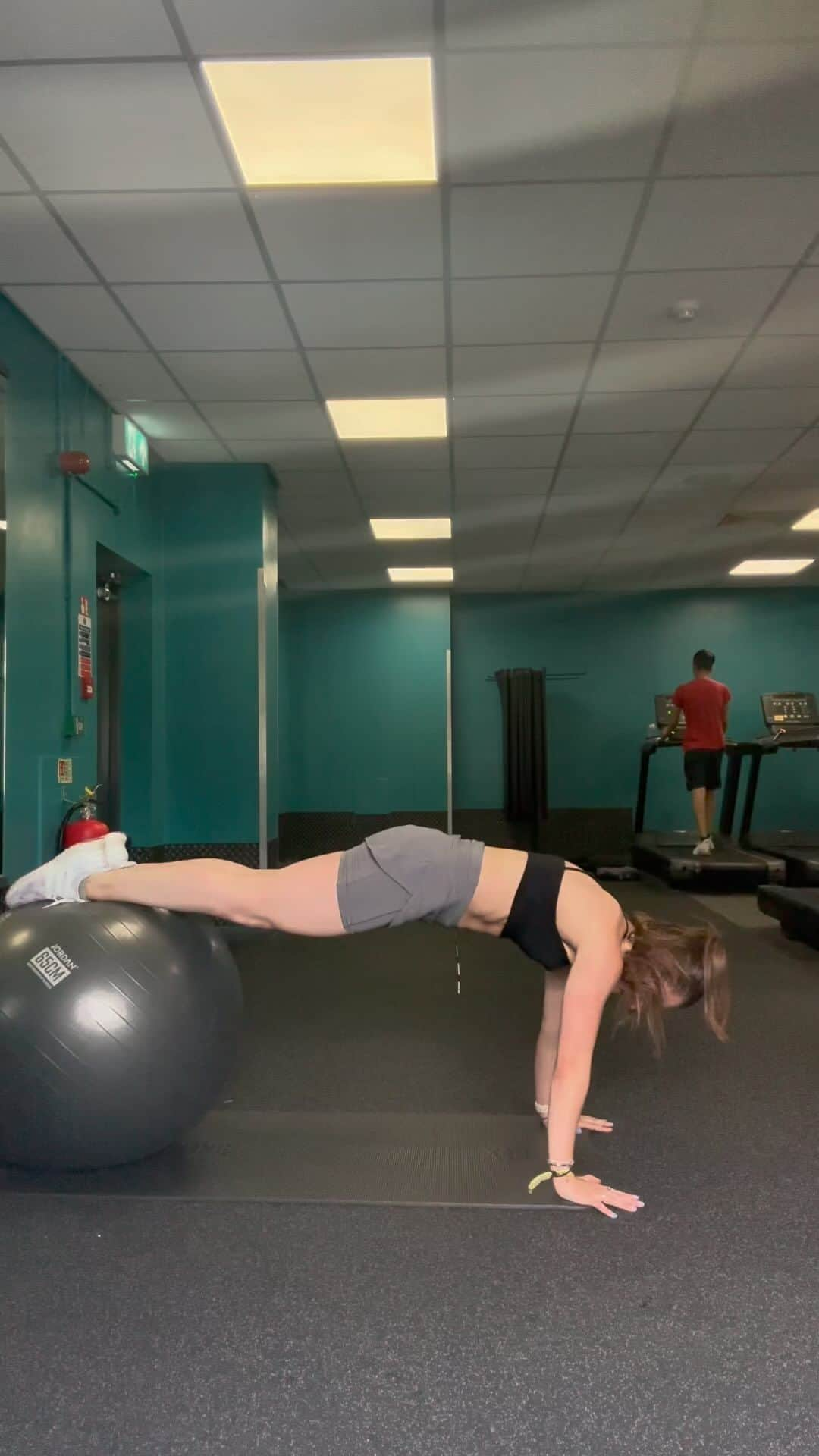 クリスティン・スポウルスのインスタグラム：「Little Tuesday ab session after cardio ✌🏼」