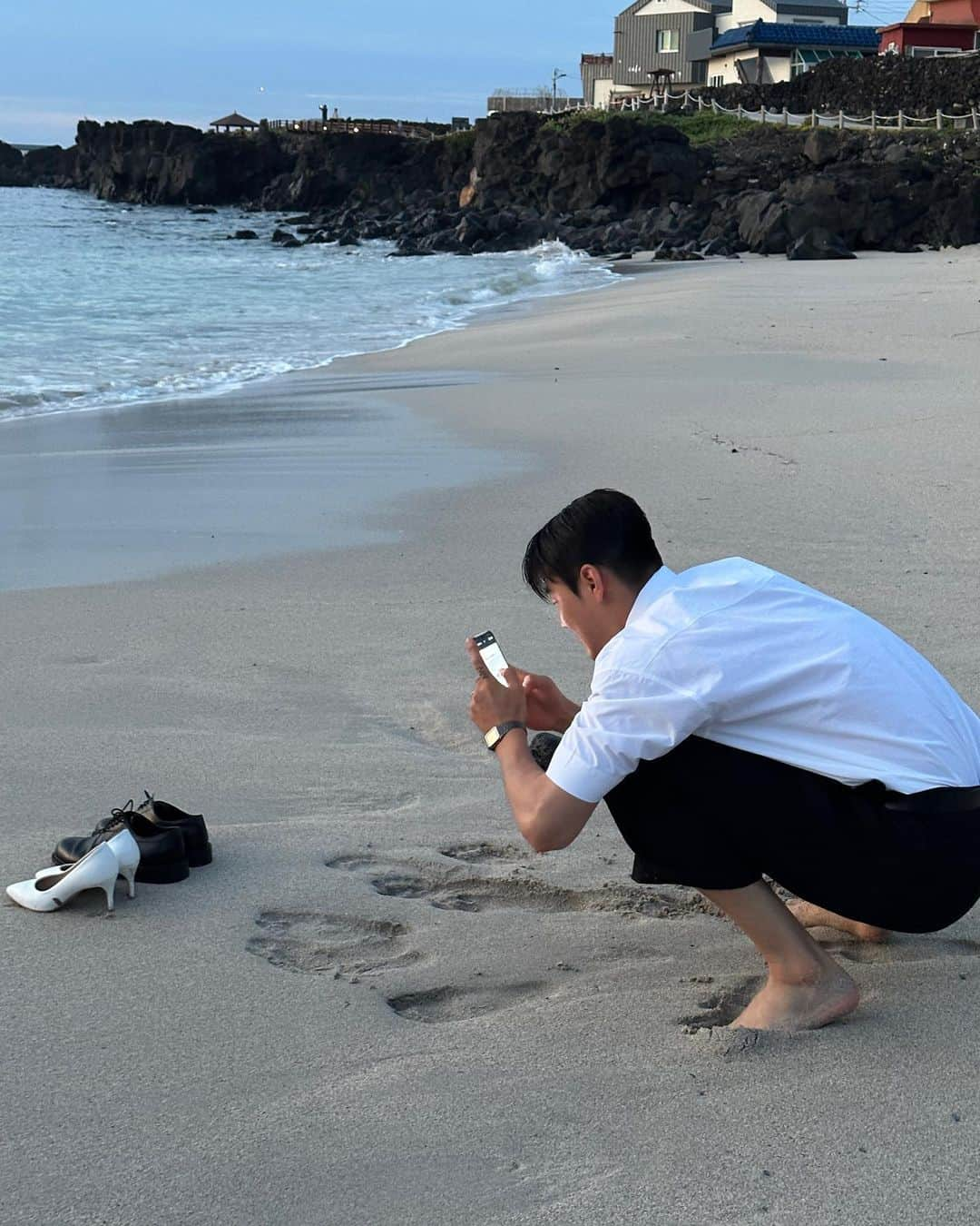 イム・ジンウさんのインスタグラム写真 - (イム・ジンウInstagram)「“오빠는 여태껏 축구만 해왔으니까  새로운것들을 많이 경험하고  지금처럼 많이 부딪혀 봤으면 좋겠어  너무 잘 하고 있어”  축구말곤 해본게 없어서  한 집안의 가장으로써 부족한것도 많고  모르는것도 많았는데   힘든 상황속에서도 아무조건없이  내 사람이라는 이유하나만으로  날 믿고 응원해준 나경이에게 너무 고맙다  한없이 부족한 오빠 기다려주고, 많이 알려주고,키워줘서 고마워   우리 지금까지 해온거처럼  앞으로도 서로 부족한점 잘 채워주고  키워주고 ,서로 힘이 되어주어  “쉬지 않는 부부”가 되어보자 ♥️  결혼기념일 축하해 갱아👰🏻🤵🏾💍  2023년 6월 6일 결혼기념일   #결혼기념일 #나우부부 #나경이남편룩 #나우부부제주  #임진우의자기계발비밀노트」6月6日 22時52分 - realizeagoal