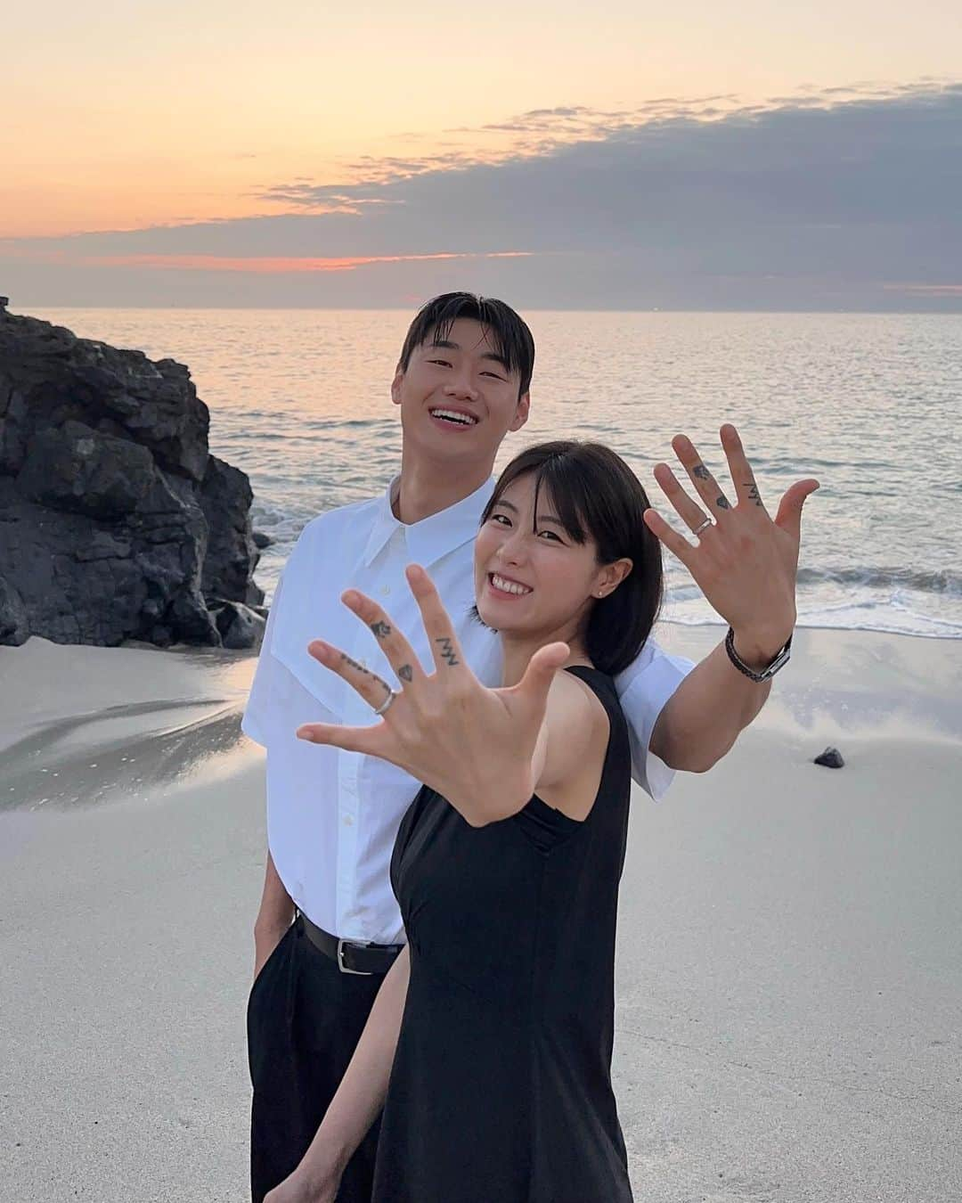 イム・ジンウのインスタグラム：「“오빠는 여태껏 축구만 해왔으니까  새로운것들을 많이 경험하고  지금처럼 많이 부딪혀 봤으면 좋겠어  너무 잘 하고 있어”  축구말곤 해본게 없어서  한 집안의 가장으로써 부족한것도 많고  모르는것도 많았는데   힘든 상황속에서도 아무조건없이  내 사람이라는 이유하나만으로  날 믿고 응원해준 나경이에게 너무 고맙다  한없이 부족한 오빠 기다려주고, 많이 알려주고,키워줘서 고마워   우리 지금까지 해온거처럼  앞으로도 서로 부족한점 잘 채워주고  키워주고 ,서로 힘이 되어주어  “쉬지 않는 부부”가 되어보자 ♥️  결혼기념일 축하해 갱아👰🏻🤵🏾💍  2023년 6월 6일 결혼기념일   #결혼기념일 #나우부부 #나경이남편룩 #나우부부제주  #임진우의자기계발비밀노트」