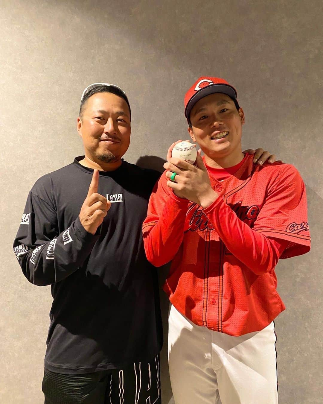 栗林良吏さんのインスタグラム写真 - (栗林良吏Instagram)「初勝利⚾️ 今日もたくさんのご声援ありがとうございます😊 もっとチームに貢献できるように頑張ります！！ 宝物が増えました⚾️」6月6日 23時04分 - ryoji2038