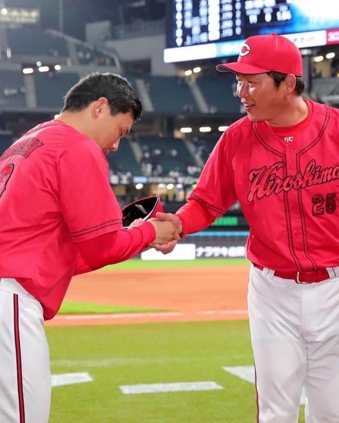 栗林良吏さんのインスタグラム写真 - (栗林良吏Instagram)「初勝利⚾️ 今日もたくさんのご声援ありがとうございます😊 もっとチームに貢献できるように頑張ります！！ 宝物が増えました⚾️」6月6日 23時04分 - ryoji2038