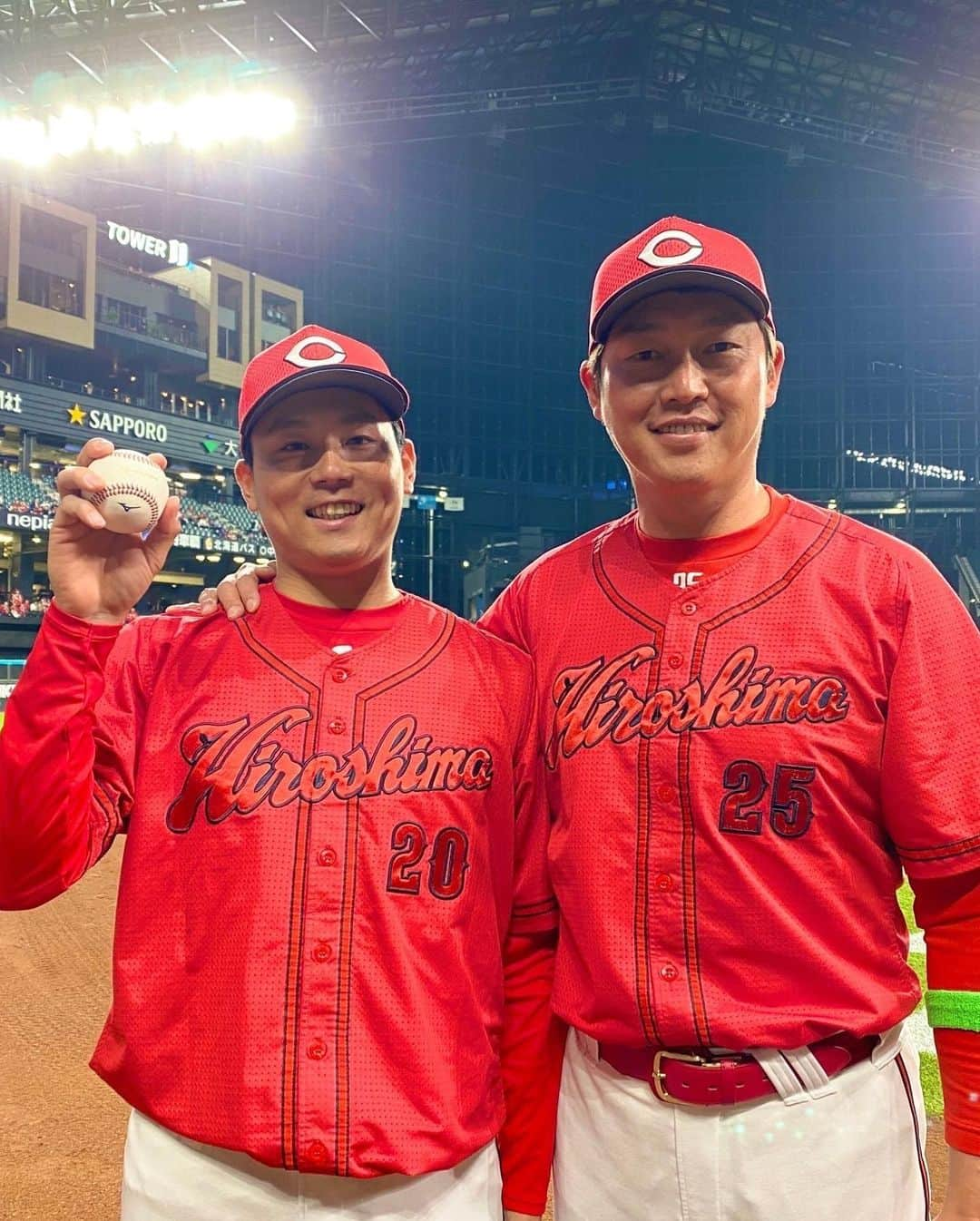 栗林良吏のインスタグラム：「初勝利⚾️ 今日もたくさんのご声援ありがとうございます😊 もっとチームに貢献できるように頑張ります！！ 宝物が増えました⚾️」