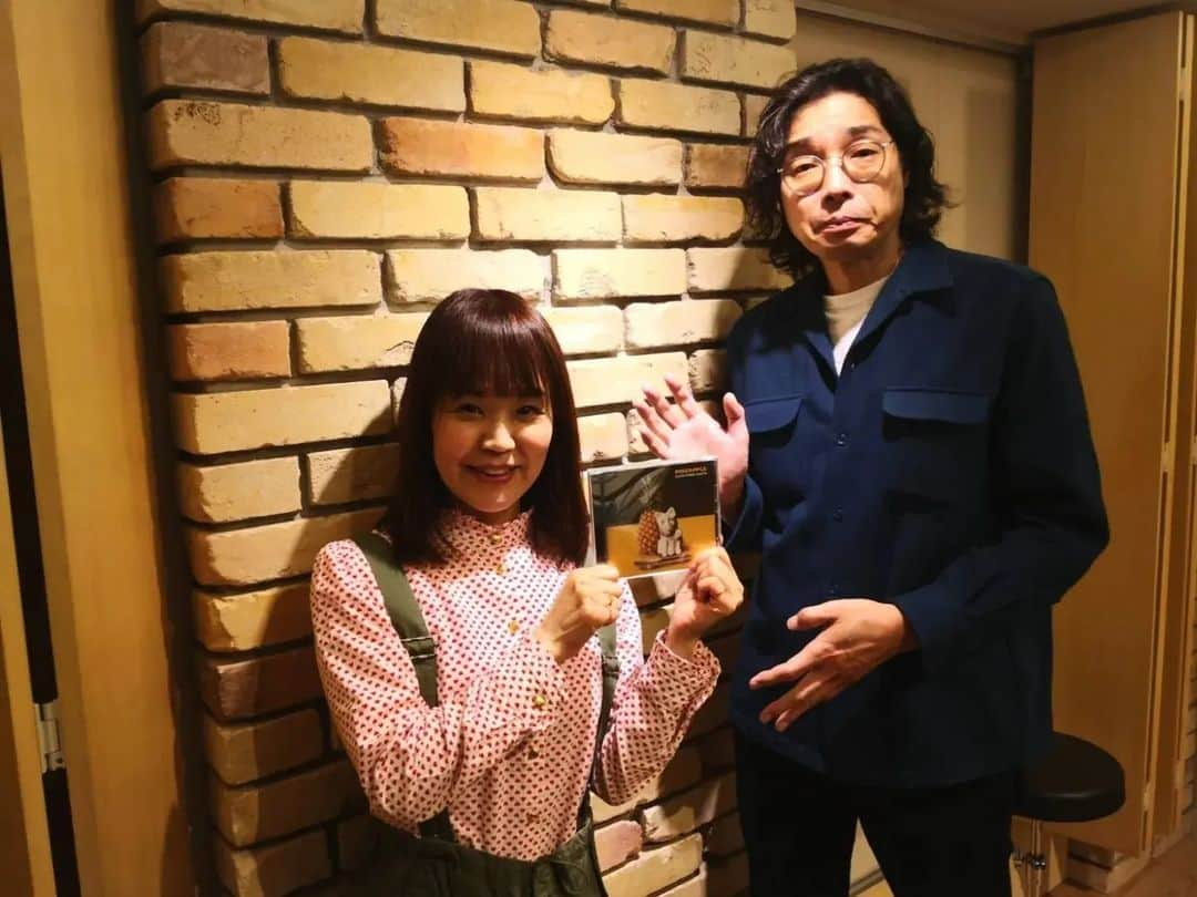 川原ちかよさんのインスタグラム写真 - (川原ちかよInstagram)「6月3日のお誕生日当日は、 斉藤和義さんのライブでした！ NEW ALBUM「PINEAPPLE 」は、 アコギ多めな感じなのに、 しっかりロックで。 女性賛歌の曲もいやみなく、 胸焼けせず。 ラブソングは相変わらず、 好き❤️ってなるし、 ライブ映えするーーって曲も もちろんありのよいアルバムで。 久しぶりに機会をもらったインタビューもとても楽しく。 私の中の「50代モテ男No.1」なことが、証明できた、 確信できるお話しを聞くことができました。  そのアルバムリリースツアーの京都公演が、 お誕生日当日！と言うことで、 絶対に絶対に行きたいと思っていたので、嬉しい‼️  まだツアーの途中なので、ネタバレはできませんが。  サブタイトルが、 ～明日大好きなロックンロールバンドがこの街にやってくるんだ～ にふさわしい、ロックバンドでした。 めちゃくちゃロック‼️  和義さんはソロアーティストですが、 ギターの真壁さんをはじめ、 (思わず目がいってしまう！！) 若いミュージシャンもいるバンドメンバーの演奏も素晴らしく、 バンドの関係性もよく、楽しそう。  アルバムで聴いてたよりもさらにロックで、 「PINEAPPLE 」の曲たちの間に演奏される懐かしい曲たちが、 こんな風に響くなんて‼️と、 お互い高めあってました。　　 逆に初めてライブで聴くのに、 昔から演奏されてきたかのような存在感を放つ、 アルバム曲もあり。 だから、ライブは楽しい。  MCは、和義さんの雰囲気そのままで(笑) 和む(笑)面白い(笑)  ネトフリで韓国ドラマにハマってるらしいです。 (私もそろそろネトフリ入るか)  あと真壁さんのギタープレイについても話してくれたり、 聞かなければ見逃したかも知れないところも、 しっかりチェックできた！ (こーゆーのも嬉しいよね。)  ちなみに。京都公演では、持ってはきていたものの、 自作のギターは使用しなかったそう。 その日のフィーリングとか、ギターだから気候とか、 いろいろあるんだろうなぁ。  そんな和義さんに、 お疲れさまと伝えにお邪魔したら、 楽屋のプリンをくれました🍮　 (ひとつ前の投稿のプリンです) ありがとう、和義さん❤️ 超楽しいライブとプリンで、 よいスタートとなりました⤴️  男女半々ぐらい？と思うぐらい、 男性ファンも多く、 沁みてはりました、ええ、とても。  #斉藤和義 #京都公演 #αstation にもまた来てください！」6月6日 23時03分 - chikayo_baby