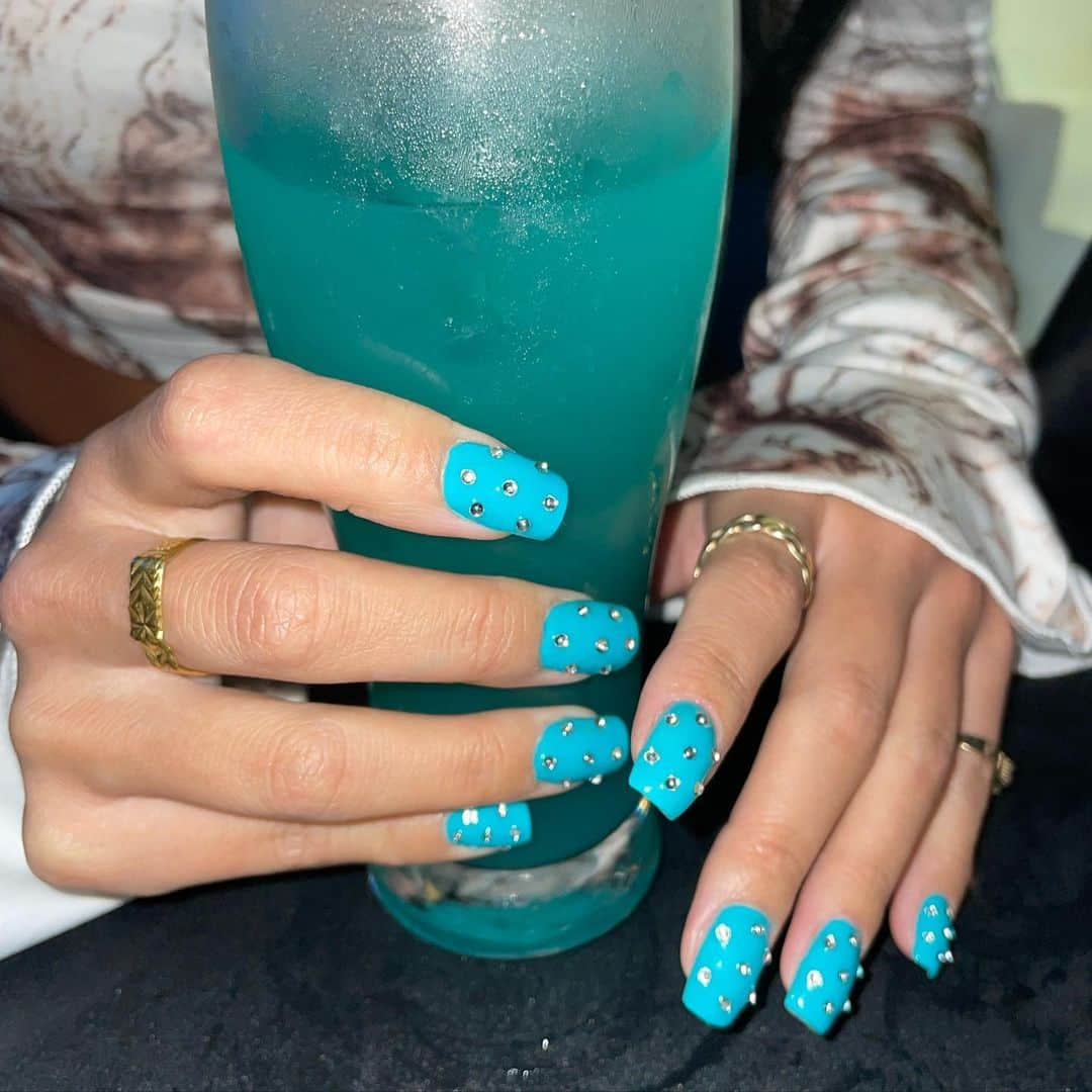 MARSEのインスタグラム：「♡  6月梅雨ネイル☔️  turquoise Blue🧊✨  ちなみに#チャイナブルー　飲んでるよ🩵 #turquoise#turquoiseblue#nails#selfnail#onecolornails#ワンカラーネイル#セルフネイル#カクテル」