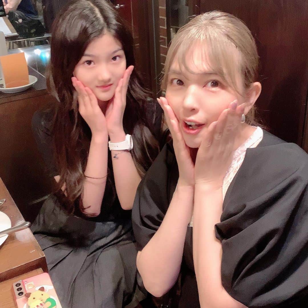 かねさだ雪緒のインスタグラム：「韓国の舞台俳優 ガウンちゃんとご飯会✨ 雰囲気があって、とても良いオーラを持ってる✨ 言葉はわからないけど、彼女のママと話している時の仕草や表情で、知的で優しい子なのがわかりました✨  なんと韓国で、日本の是枝裕和監督作品「海街diary」の舞台化がされるそう！ 絶対見に行きたい！ 韓国語全然わからないけど 何度か行った事はあるので コロナ後初の韓国旅行にチャレンジしたい！  ちなみに一緒に写真を撮る時、「韓国ではいまどんなポーズが流行ってるの？」って聞いたら ギャルピース✌️と言われましたがそこにいたママから「それはだいぶ前！」って突っ込まれてました。  ママの方が流行に敏感🤣！」