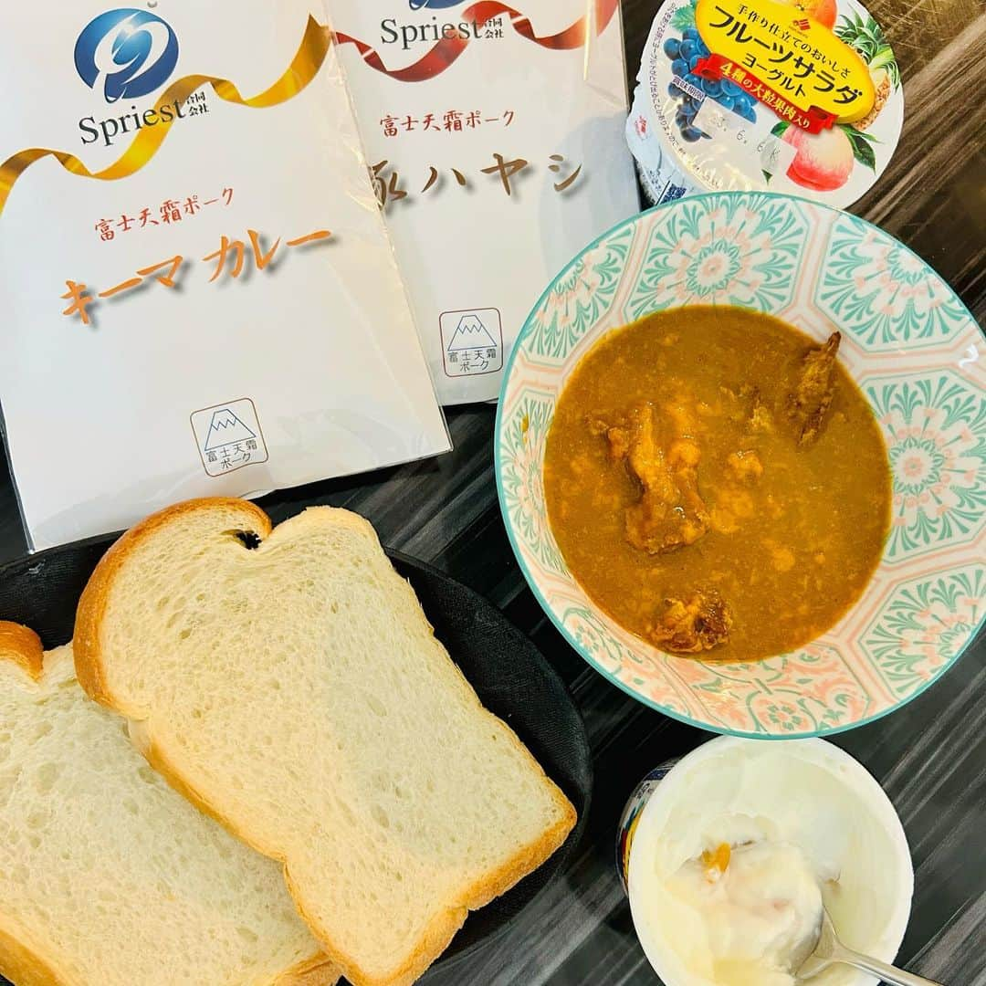 世手子さんのインスタグラム写真 - (世手子Instagram)「Good job today🌟 Curry is delicious when you're tired🍛 Healed by Yogurt（＾ν＾） 今日も信じられないぐらい疲れた😭 @spriestllc  #Spriest合同会社 #富士天霜ポーク #豚肉 #通販 #レトルトカレー に癒されました💖 #お取り寄せ カレーは美味しいね( ´∀｀) ヨーグルトとも相性バッチリ おつかれ様でしたー♪  5月22日～6月18日でキャンペーンやってるよ✨ 対象の投稿にいいね、北海道乳業アカウント（　@hokunyu_official )をフォローしていただいた方の中から 【 #北海道乳業　#フルーツサラダヨーグルト 1箱(24個)】を抽選で合計30名様にプレゼント みてみてねー  #北乳　 #ドタバタ育児  #二児のママ  #2児育児 #赤ちゃんのいる暮らし  #3歳男の子 #3歳差育児  #二児の母 #二児ママ  #ママシンガー  #二児育児 #2児ママ #2児のママ #赤ちゃんのいる生活 #カラキャス #PR」6月6日 22時58分 - rojide