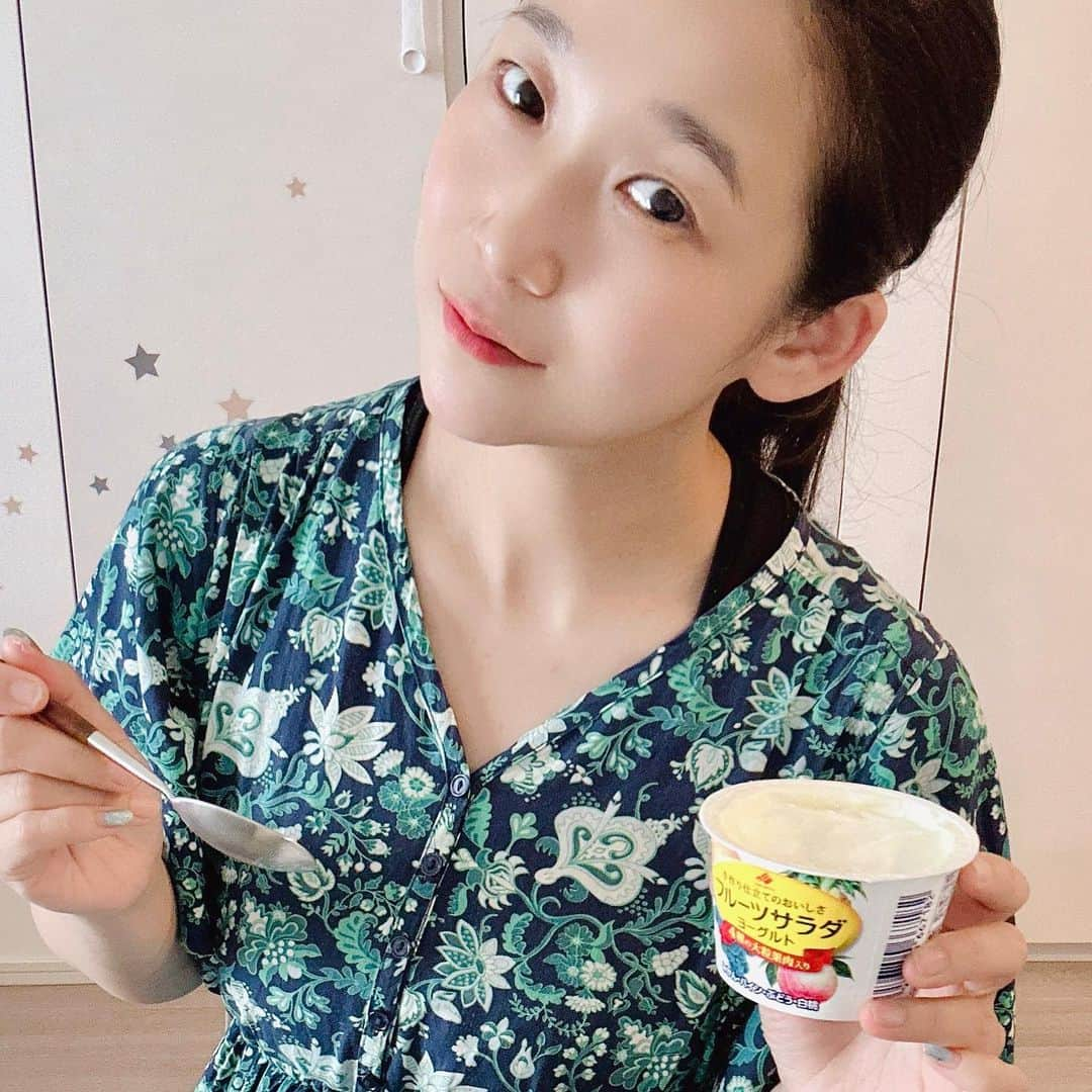 世手子さんのインスタグラム写真 - (世手子Instagram)「Good job today🌟 Curry is delicious when you're tired🍛 Healed by Yogurt（＾ν＾） 今日も信じられないぐらい疲れた😭 @spriestllc  #Spriest合同会社 #富士天霜ポーク #豚肉 #通販 #レトルトカレー に癒されました💖 #お取り寄せ カレーは美味しいね( ´∀｀) ヨーグルトとも相性バッチリ おつかれ様でしたー♪  5月22日～6月18日でキャンペーンやってるよ✨ 対象の投稿にいいね、北海道乳業アカウント（　@hokunyu_official )をフォローしていただいた方の中から 【 #北海道乳業　#フルーツサラダヨーグルト 1箱(24個)】を抽選で合計30名様にプレゼント みてみてねー  #北乳　 #ドタバタ育児  #二児のママ  #2児育児 #赤ちゃんのいる暮らし  #3歳男の子 #3歳差育児  #二児の母 #二児ママ  #ママシンガー  #二児育児 #2児ママ #2児のママ #赤ちゃんのいる生活 #カラキャス #PR」6月6日 22時58分 - rojide