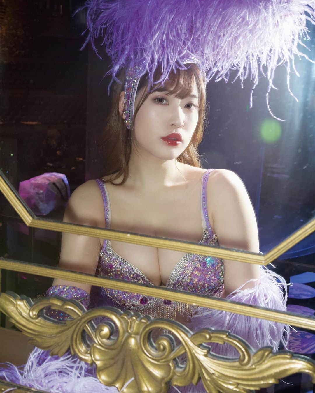 RENAのインスタグラム：「たまには 無加工のお写真を お届け致します🤭💎✨  鏡越しの私🤍えもい。 ・ #バーレスク東京　#burlesquetokyo #burlesque  #グラビア #バーレスク東京のマシュマロ」