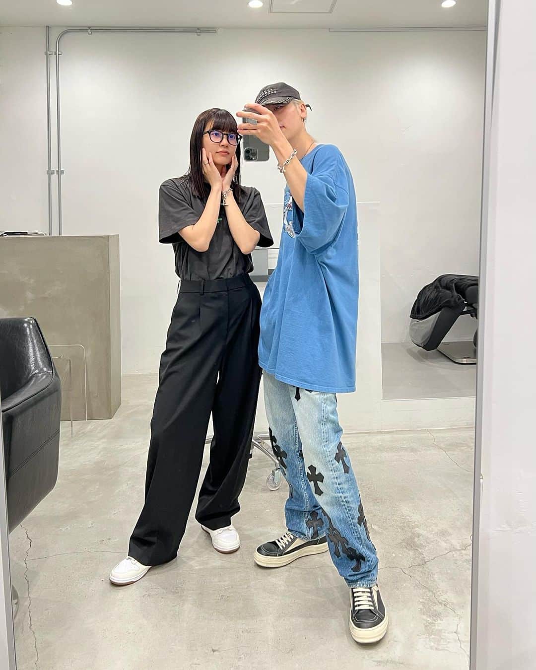 寺石幸弘のインスタグラム：「今回の休日は家族の髪のメンテナンス日 でした⚡️  僕に負けず妻も結構くせっ毛なので しっかりストレートに。  お義母さんのちかちゃんの お祝いとカットカラーをして 今回もかなり若返られせてしまったん じゃないかと思います。  18年間勉強してきた美容の技術で 家族にも喜んでもらえるのは この仕事のすごく幸せなところです。  生涯現役を目指しているので まだまだ上手くなりたいですね⚡️  #DECK_hair」