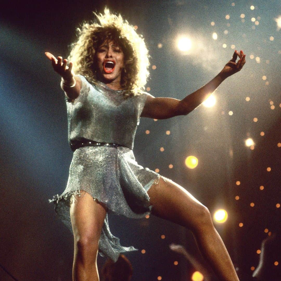 ELLE Germanyさんのインスタグラム写真 - (ELLE GermanyInstagram)「„In jedem Moment haben wir eine Wahl, auch wenn es sich so anfühlt, als ob wir keine hätten. Manchmal kann diese Wahl einfach darin bestehen, einen positiveren Gedanken zu denken“, weiß Tina Turner. Die Ikone, die erst vor kurzem im Alter von 83 Jahren verstorben ist, ist bis heute eine Inspiration – auch über ihren Tod hinaus. 🤍  Credit: Getty Images #tinaturner #zitate #quotes #icon」6月6日 23時13分 - ellegermany