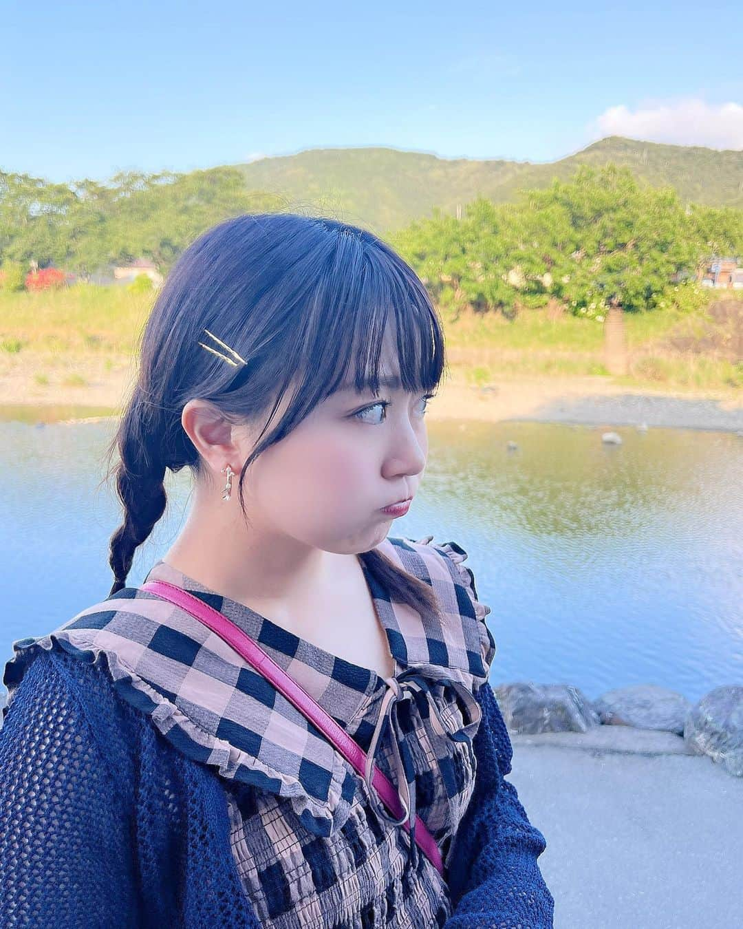 嶋梨夏さんのインスタグラム写真 - (嶋梨夏Instagram)「怒った記憶全然ないのにぷんぷんしたお写真が混ざってました🥹 . . . . . #被写体 #お仕事依頼受付中 #おでかけ #三重県 #伊勢 #伊勢神宮 #伊勢神宮おかげ横丁 #おかげ横丁 #赤福 #赤福本店 #五十鈴川 #みつあみ #おこ #彼女感 #えくぼ #アラサー女子 #平成元年生まれ #150cm #ファインダー越しの私の世界 #ポートレート #ポートレート撮影 #女優 #actress #photooftheday #JAPAN #japanesegirl #instagood #followme #ricashima #嶋梨夏」6月6日 23時13分 - shimarica_jp