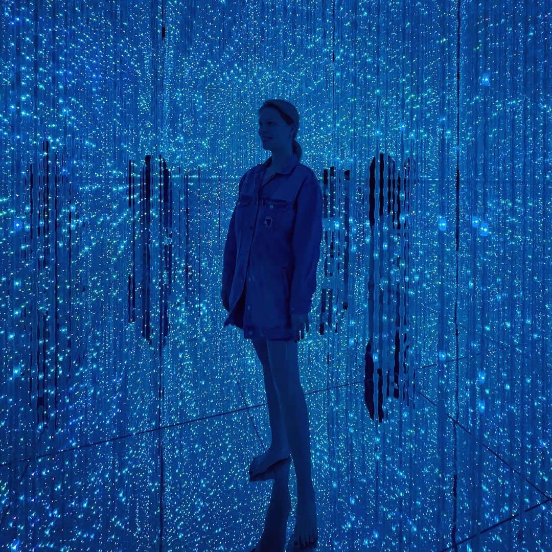 アナスタシヤ・ガルスチャンのインスタグラム：「Happiness is a butterfly 🦋  Try to catch it, like, every night 🌑 It escapes from my hands into moonlight ✨ #teamlabplanetstokyo #japan」