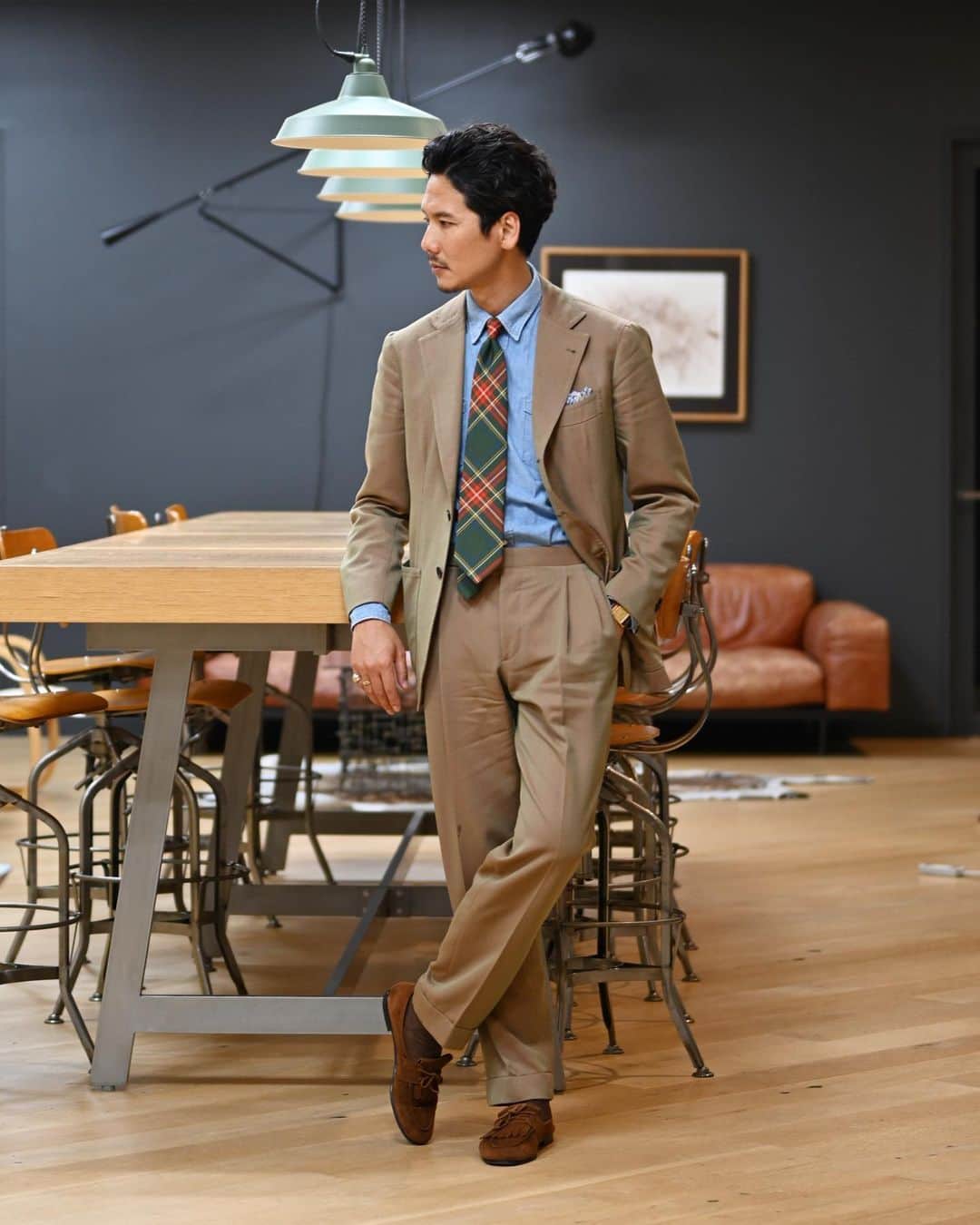 Shuhei Nishiguchiのインスタグラム：「"Vintage Classic"as usual◀︎◀︎◀︎6pics ソラーロスーツにブルーシャンブレーのウエスタンシャツ、タータンチェックのタイ。 様々なテイストを入れてもしっかり纏める。  【ITEM】 Suit： @alfonso.sirica  Shirt： maverick 60's Tie： @seaward_and_stearn  Shoes： @ferrante1875  Watch： @jaegerlecoultre 70's  #beamsf #gentlemanstyle #classicmenswear #vintagewatch #suitstyle #mensweardaily #spezzatura #outfitmen」