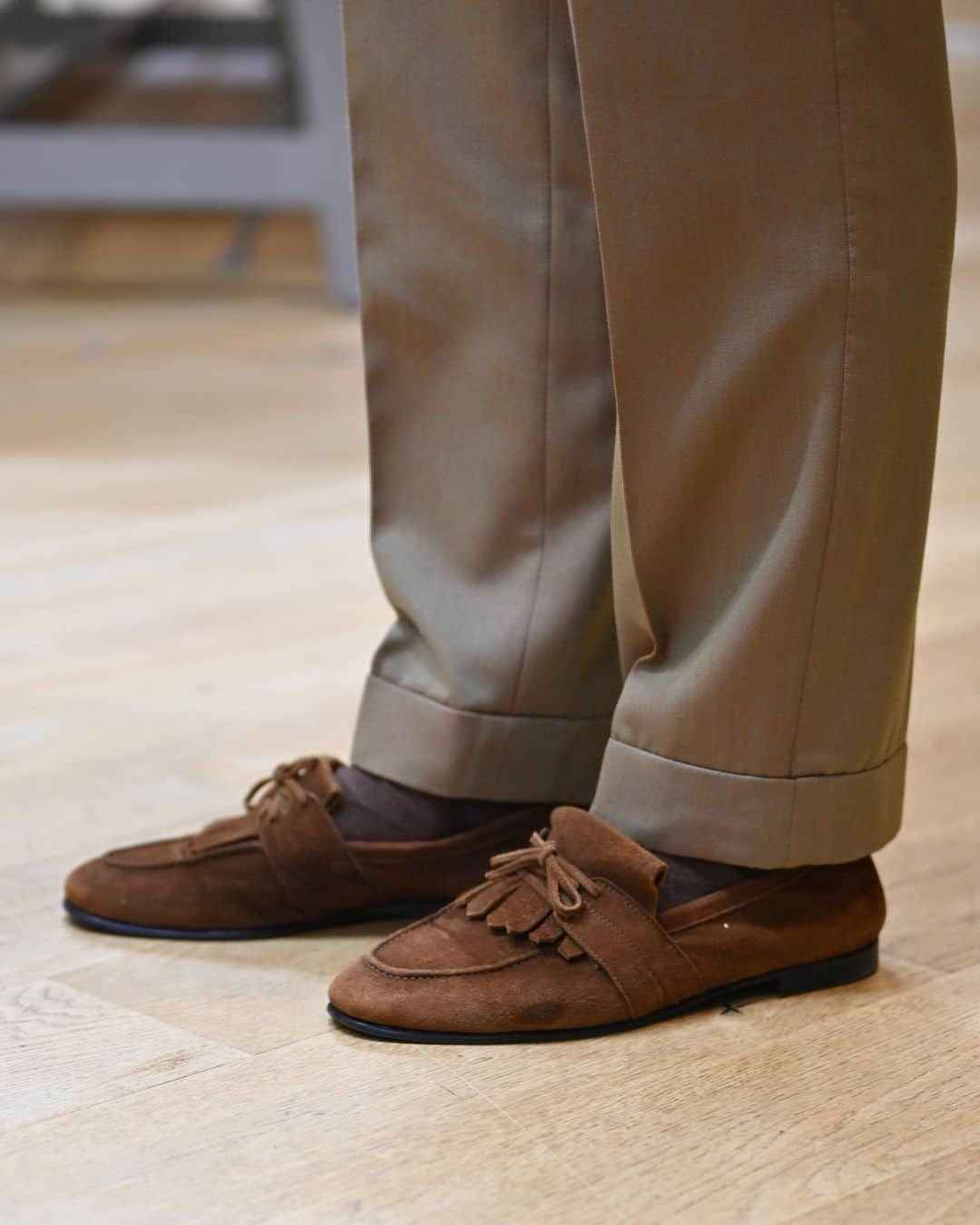Shuhei Nishiguchiさんのインスタグラム写真 - (Shuhei NishiguchiInstagram)「"Vintage Classic"as usual◀︎◀︎◀︎6pics ソラーロスーツにブルーシャンブレーのウエスタンシャツ、タータンチェックのタイ。 様々なテイストを入れてもしっかり纏める。  【ITEM】 Suit： @alfonso.sirica  Shirt： maverick 60's Tie： @seaward_and_stearn  Shoes： @ferrante1875  Watch： @jaegerlecoultre 70's  #beamsf #gentlemanstyle #classicmenswear #vintagewatch #suitstyle #mensweardaily #spezzatura #outfitmen」6月6日 23時17分 - shuhei_nishiguchi