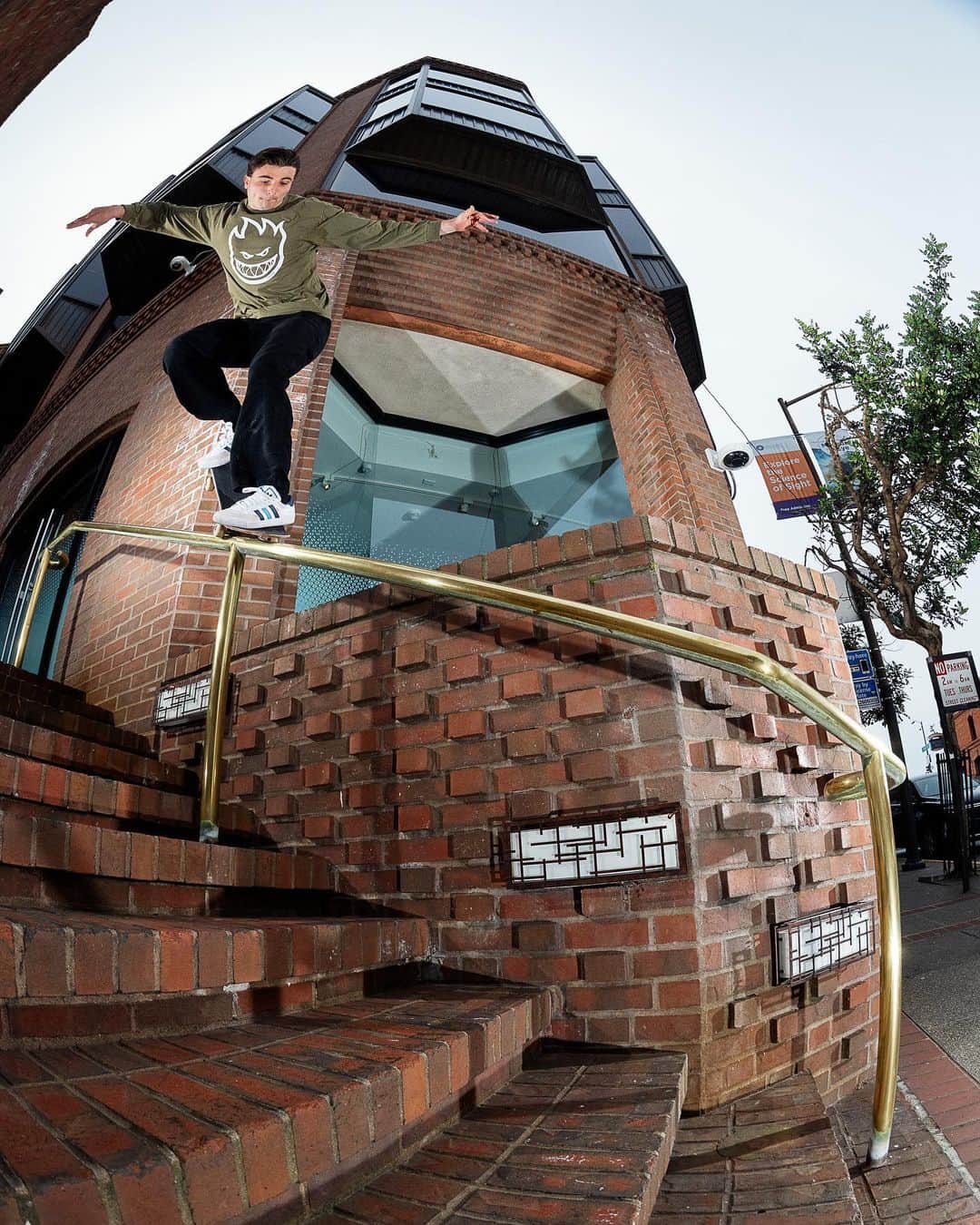 ヴィンセント・ミルウ のインスタグラム：「@thrashermag shot by @danz」