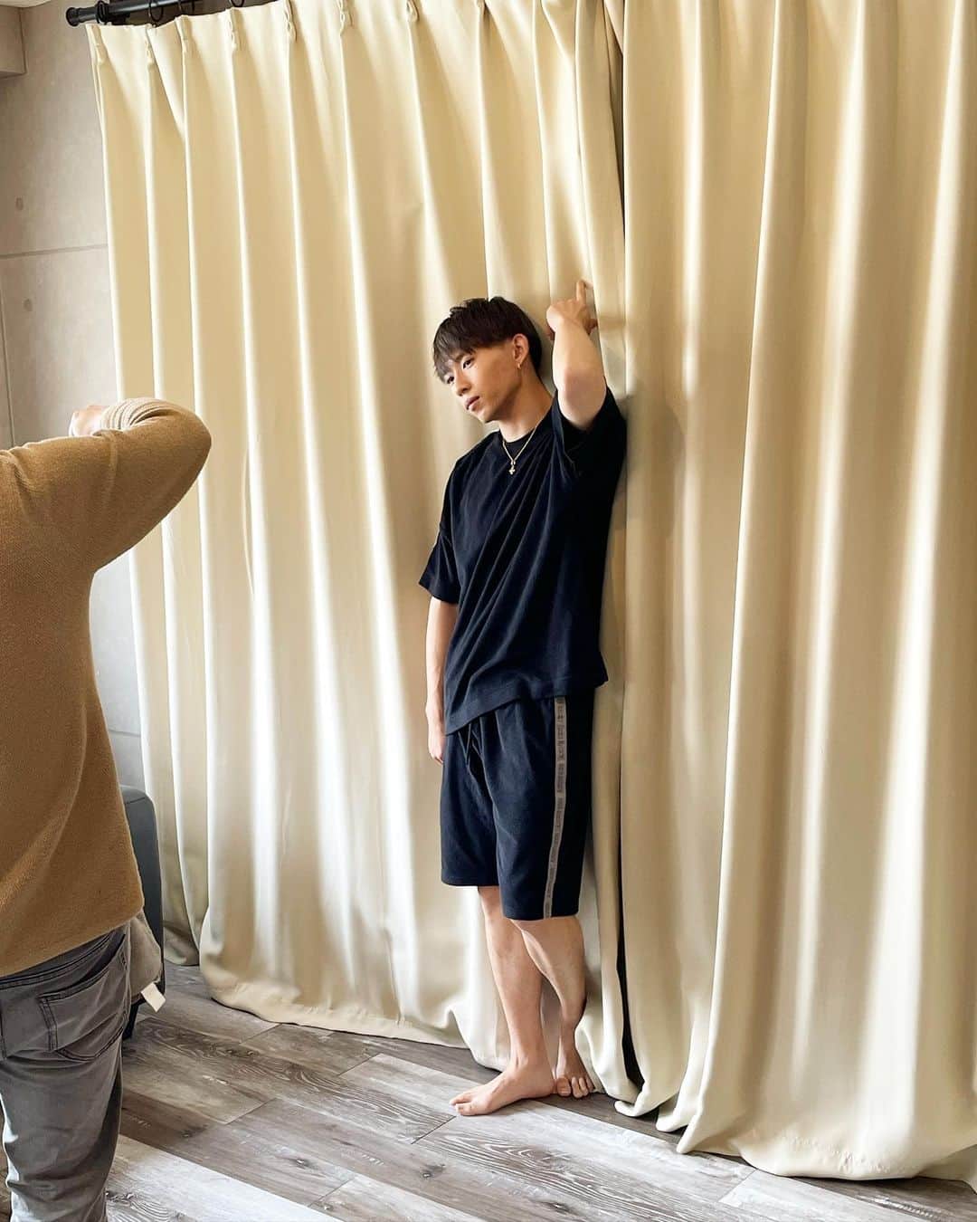 平野莉玖のインスタグラム：「みなさんこんにちはー‼️  お久しぶりの投稿です😆  最近は色々とバタバタしてましてなかなか投稿できずごめんね😭  今日はこんなショット📸  これは、ちょうどさっきRKSのTwitterにてリツイートをさせて頂いたのですが‼️  BOYS FILE Vol.12に出演させて頂きました〜‼️  コメント動画はBOYS FILE 公式Twitterに載ってますのでそちらも是非見てください😁  発売は6月9日(金)になりますので是非チェックしてください😆  その日のオフショットなのですが、今回は「morning routine」がテーマになってるので僕の朝の姿をお届けします😁  是非チェックしてね😆  #RKS #RKSRICKY #リクスリッキー #RIKU #平野莉玖 #BOYSFILE」