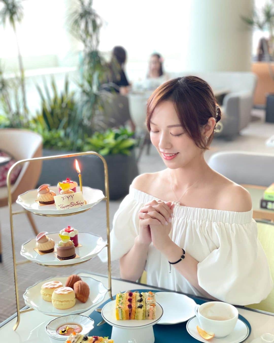 クリスタル・フォンのインスタグラム：「Happy ALMOST Birthday to myself🤗 Wishes in advance💖  Pre-birthday celebration with @yip_ha @sabnyiki 🫶🏻」