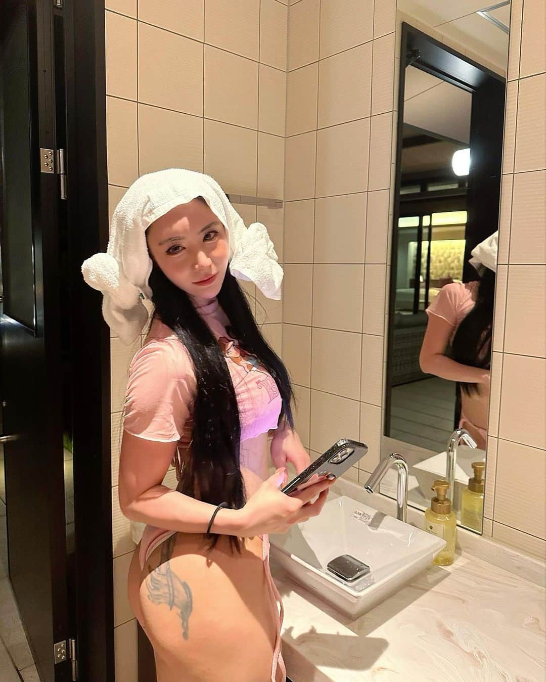 中村真央のインスタグラム：「양머리 실패🐏 원정이가 김치 담그는 아줌마같다고놀림😢ㅋㅋㅋ 水遊び後のカップヌードルって なんであんなに美味しいの？🍜  #ネスタリゾート神戸  #ネスタリゾート神戸プール #ネスタリゾート」