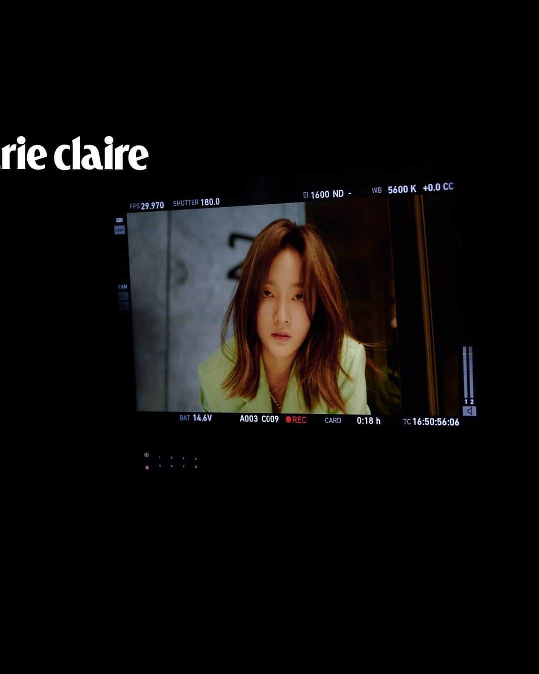 ジングルワンのインスタグラム：「： 謝謝 @marieclairetw ，這是一個很棒的體驗。  剛開始在構思Be My Love故事的時候，圍繞在親情、友情與愛情上，但怎麼想都對不上自己真的想傳達的情感。  我想比起那些大家都已知且習慣的小確幸，我更想分享的是在我生活中的小不確幸。那些殺不死我卻磕磕絆絆的小事情、讓我有「今天真是糟糕的一天」的小事情，都是重要的事情。  所以呀， 無論今天有多麼糟糕， 無論世界有多麼糟糕， 無論妳有多麼糟糕，  妳都是可愛 並且值得被愛的。  Be my love, and I am my love.  - My superstars  @chaumetofficial  @marieclairetw 全體組員 @yml.makeup  @isiahzin  @kwenkwenyu  @ddonhs  以及 @changchihteng  （曾經因為拍攝《很小很小》MV而認識誌騰，很喜歡他眼中的世界，謝謝他這次願意幫忙且和我分享那麼多經驗✨）  謝謝大家～～～偶覺得很好玩😼❤️」