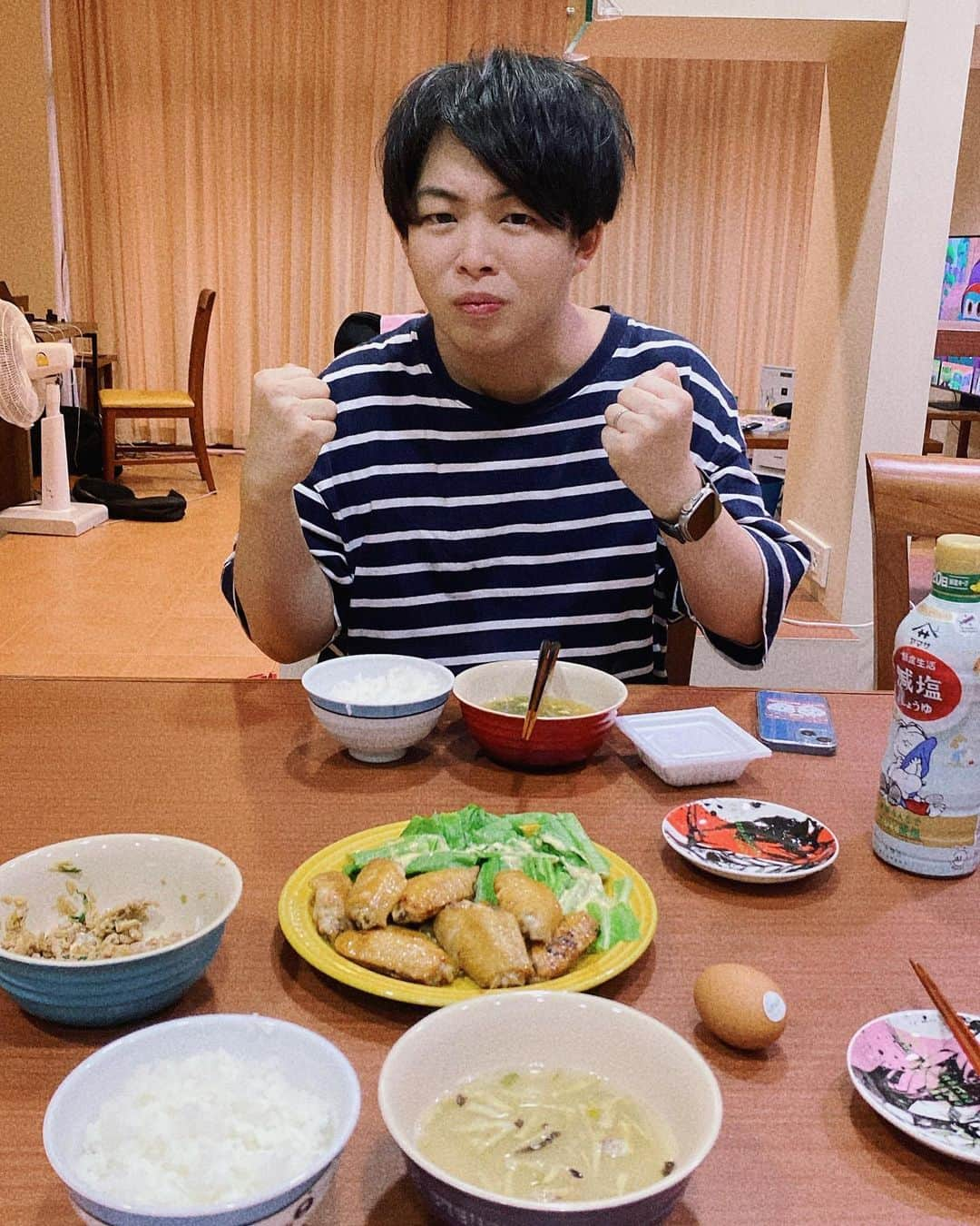 桜 稲垣早希のインスタグラム：「タイに来てから大人が食べる食事はほとんど出前ですが、たま〜に作ることもあります。  息子には野菜を仕込まないといけないので手作りか出前＋野菜仕込み卵焼き＋納豆が多いです。 が、手作りしても結局野菜仕込むのにミンチ肉に混ぜ込むのでなんちゃってガパオになり、タイ飯寄りになります。  そして彩は99.89%『茶』  #タイ移住 #晩ご飯 #桜稲垣早希 #りおなり #海外で自炊 #出前の配達料が安い #茶色いご飯」