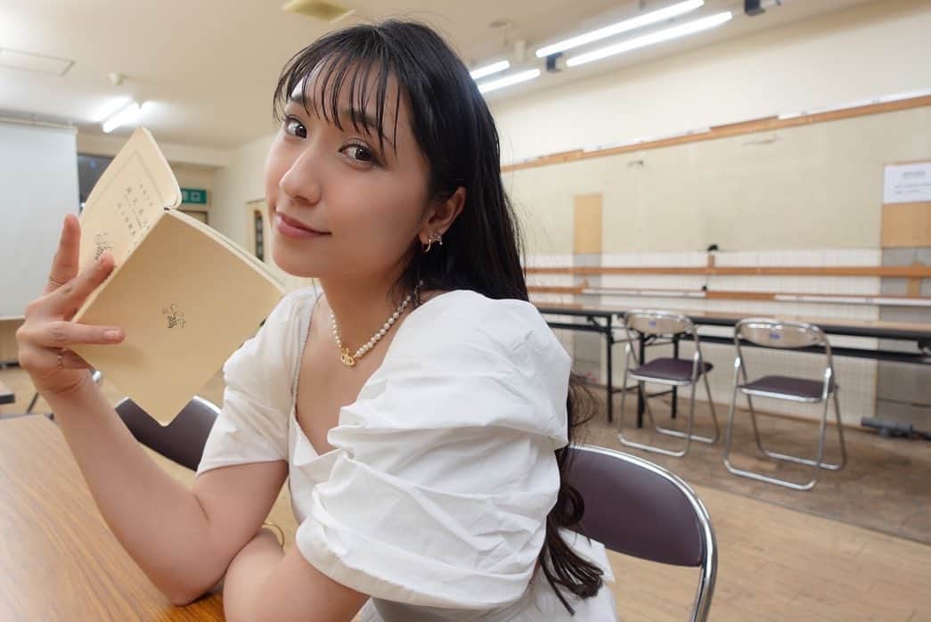 のインスタグラム：「明日 新しい本が届くので楽しみ‪ꔛ‬♡‪ 積読に出来ない本なので若干恐怖もありますが…… ⁡ 実は、また大変なことをやることを決めてしまいました😂！ ⁡ だって…せっかくお声がけして下さったので…… お断りするのは女が廃るじゃないですか😂！ ⁡ 何を始めるのかは、始まったらnoteでお知らせさせて頂きます！ ⁡ 本当に出来るのか不安しかないけれど、出来るできないではなく やるか、出来るまでやるかの2択なので😂 ⁡ 頑張るので応援していただけたら嬉しいです…！ ⁡  *⋆꒰ঌ┈┈┈┈┈┈┈┈┈໒꒱⋆*  #写真 #photo  #filmcamera #natural  #smile  #filmphotography #film #フィルムカメラ #anime  #manga #comic #model  #voiceactor #voiceactress #配音演员 #声優 #Japan #kawaii #kawaiigirl #model  #小見川千明  #小千姬 #귀여워 #셀스타그램 #셀카 #여행  #文学 #朗読  #村上春樹  ⁡  *⋆꒰ঌ┈┈┈┈┈┈┈┈┈໒꒱⋆*」