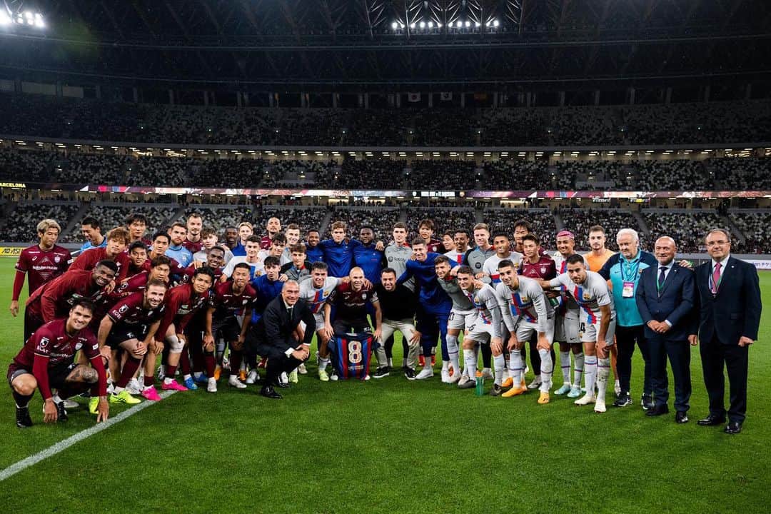 ロベルト・レヴァンドフスキのインスタグラム：「Thank you for your hospitality Japan! Unforgettable experience!  @fcbarcelona」