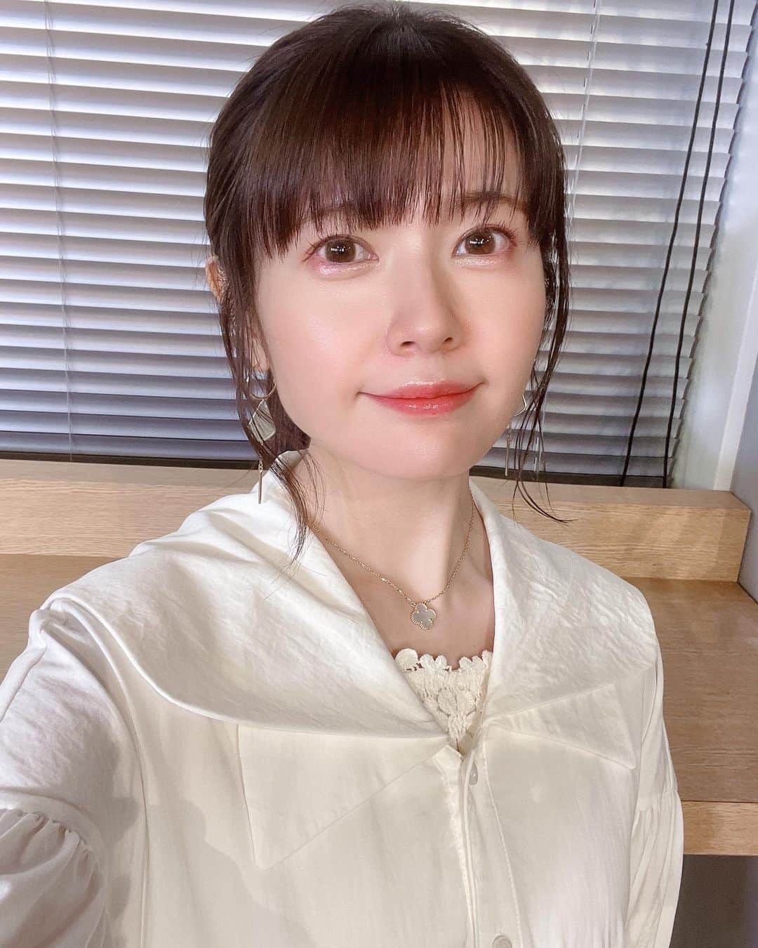 竹達彩奈のインスタグラム：「本日のお衣装。 白ワンピ！ 大きな襟が、アンリっぽい☺️  #あやちの衣装 #PAMEOPOSE #勇者が死んだ！」