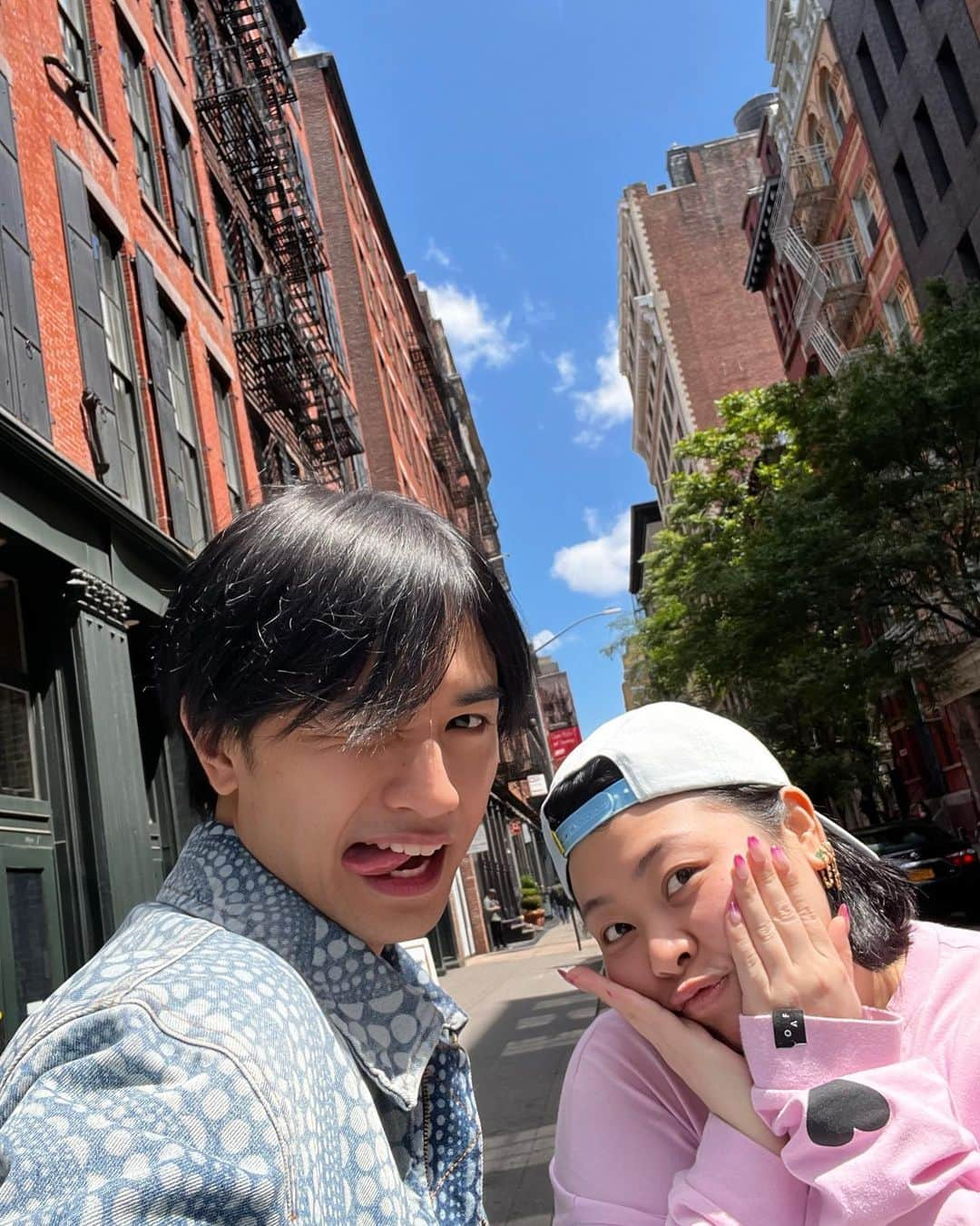 中島健人さんのインスタグラム写真 - (中島健人Instagram)「直美姉と朝飯を食う。in NY  語り過ぎて朝から声枯れ ドリンクをおかわりしまくる。  そして、俺は朝からステーキを食う。  #NewYork #直美姉 #モーニング #ずっとホットミントティー #直美姉頼んでたけど #暑いのに大丈夫だったの？」6月6日 23時34分 - kento.nakajima_313