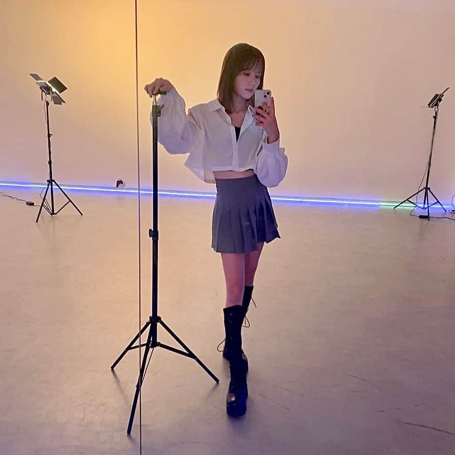 原望奈美さんのインスタグラム写真 - (原望奈美Instagram)「💃💃🎙️ ⁣ ⁣ ⁣ ⁣来週できたらですがダンスと弾き語りアップする予定でーす！ ⁣ ⁣ ⁣ ⁣ ⁣#ブーツコーデ #白シャツ #プリーツスカート #dance #dancechallenge #singing #ootd #fashion #全身コーデ #studio #camera #鏡越しの私の世界 #レンズ越しの私の世界 #makeup #selfie #camera #거울샷 #거울샷그램 #거울셀카 #전신샷 #패션 #데일리패션 #일상사진 #일상 #댄스타그램 #노래스타그램 #셀카 #데일리코디  ⁣ ⁣ ⁣ ⁣ ⁣ ⁣ ⁣ ⁣ ⁣ ⁣ ⁣ ⁣ ⁣ ⁣」6月6日 23時36分 - vo_nozomi